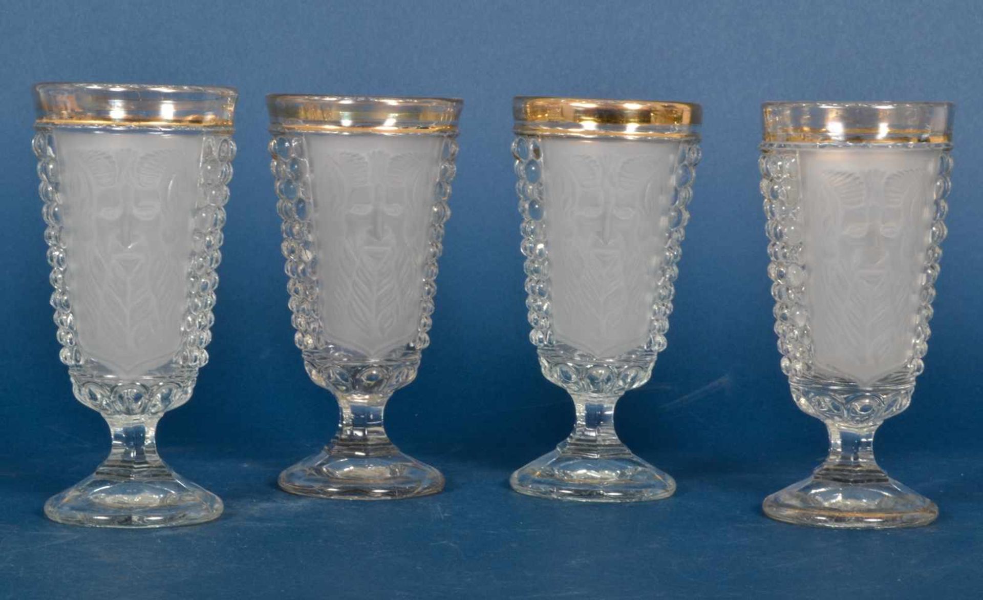 Folge von 4 Dionysos - Weingläsern, Pressglas um 1900, Höhe je ca. 17 cm. Goldränder etwas berieben,
