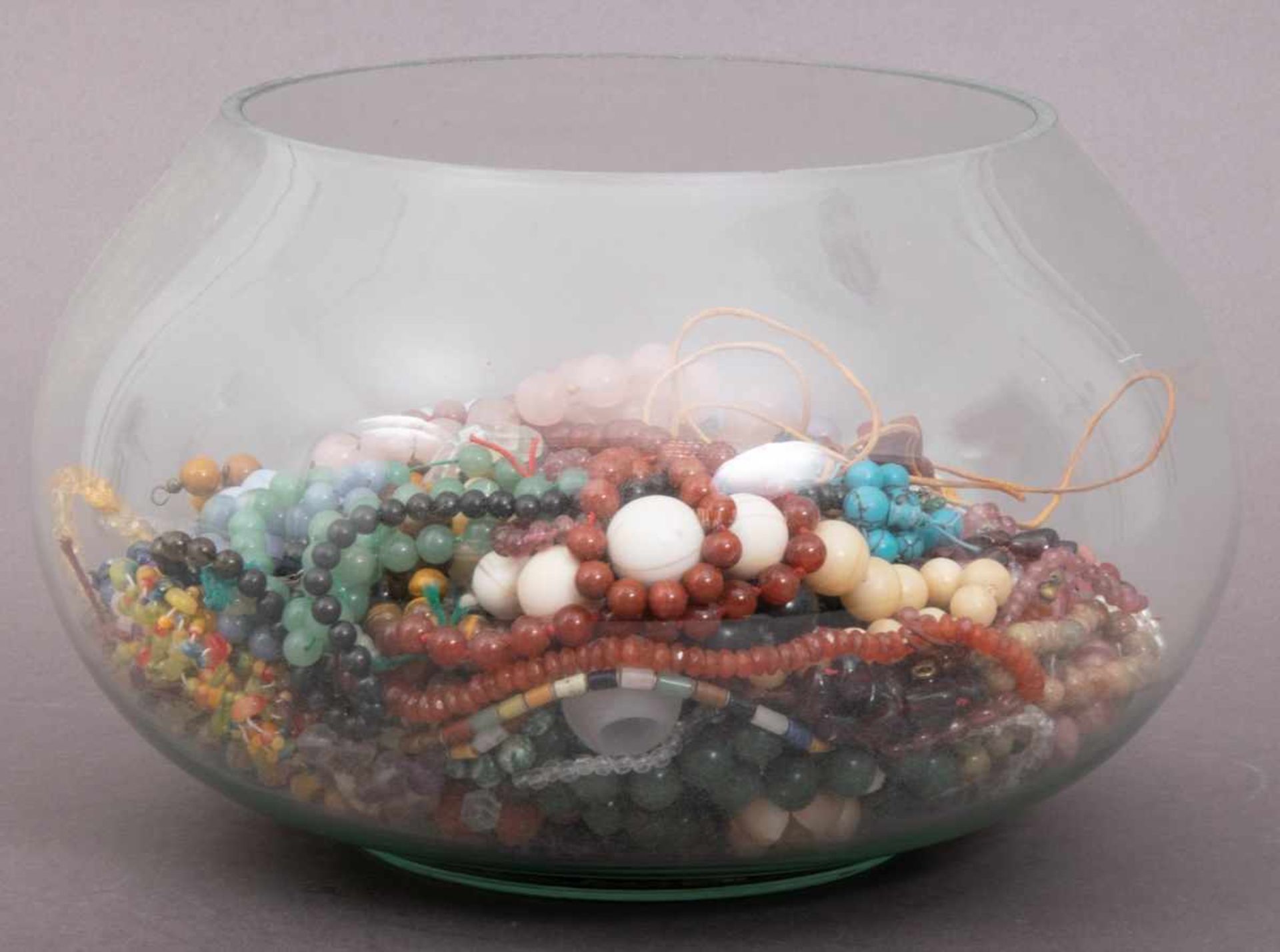 Großes Perlenketten- & Armband-Konvolut. Aus versch. Materialien, wie z. B. Halbedelsteinen, Glas,