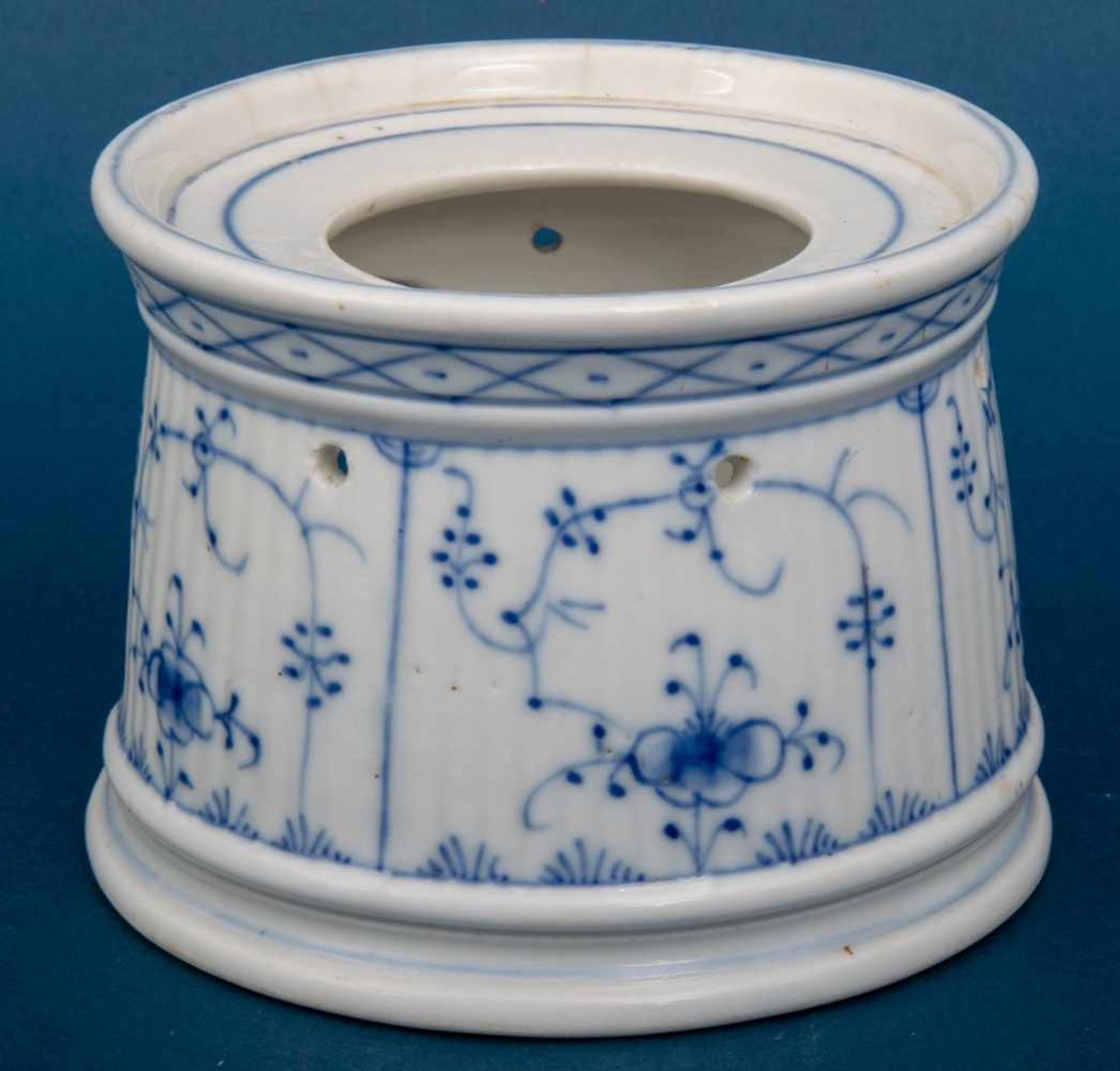 Stövchen, Porzellan mit blau/weißem Strohblüten-Dekor. Schley. 19./20. Jhd. Höhe ca. 9 cm, - Image 2 of 4