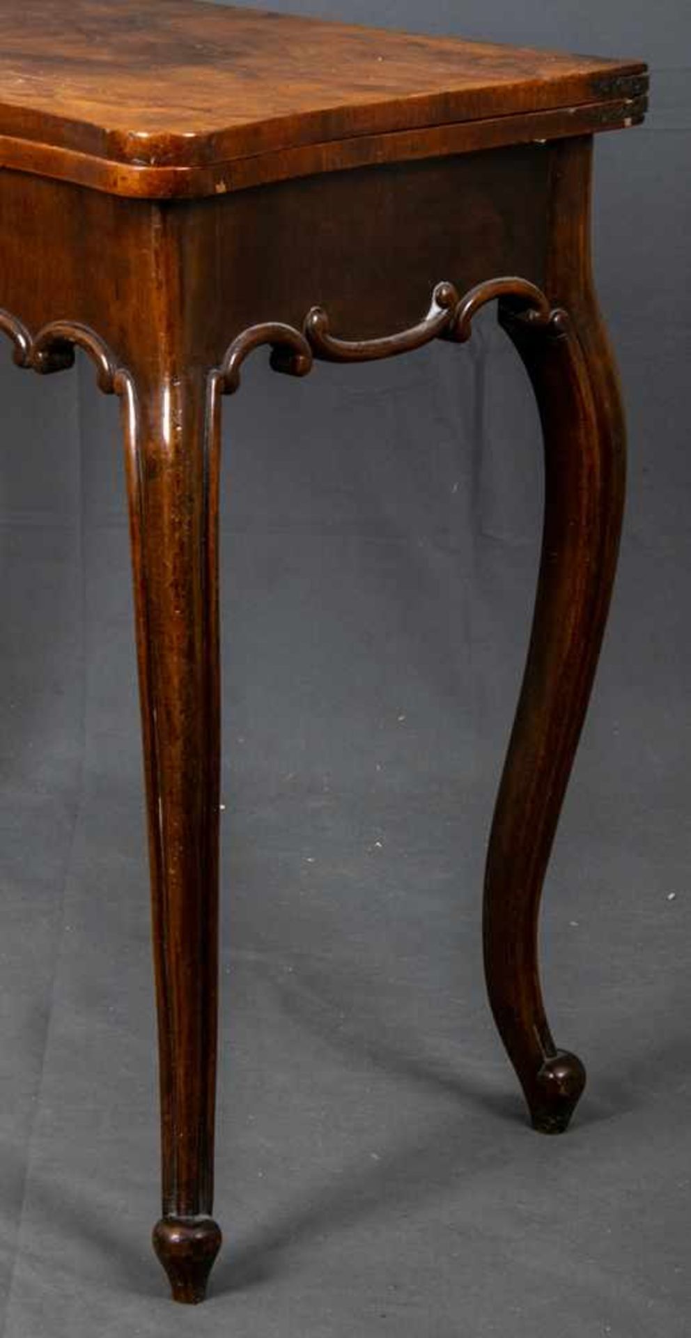 Spieltisch, Louis Philippe um 1870/90, Nussbaumwurzelholz massiv u. furniert, dreh- und - Bild 2 aus 8