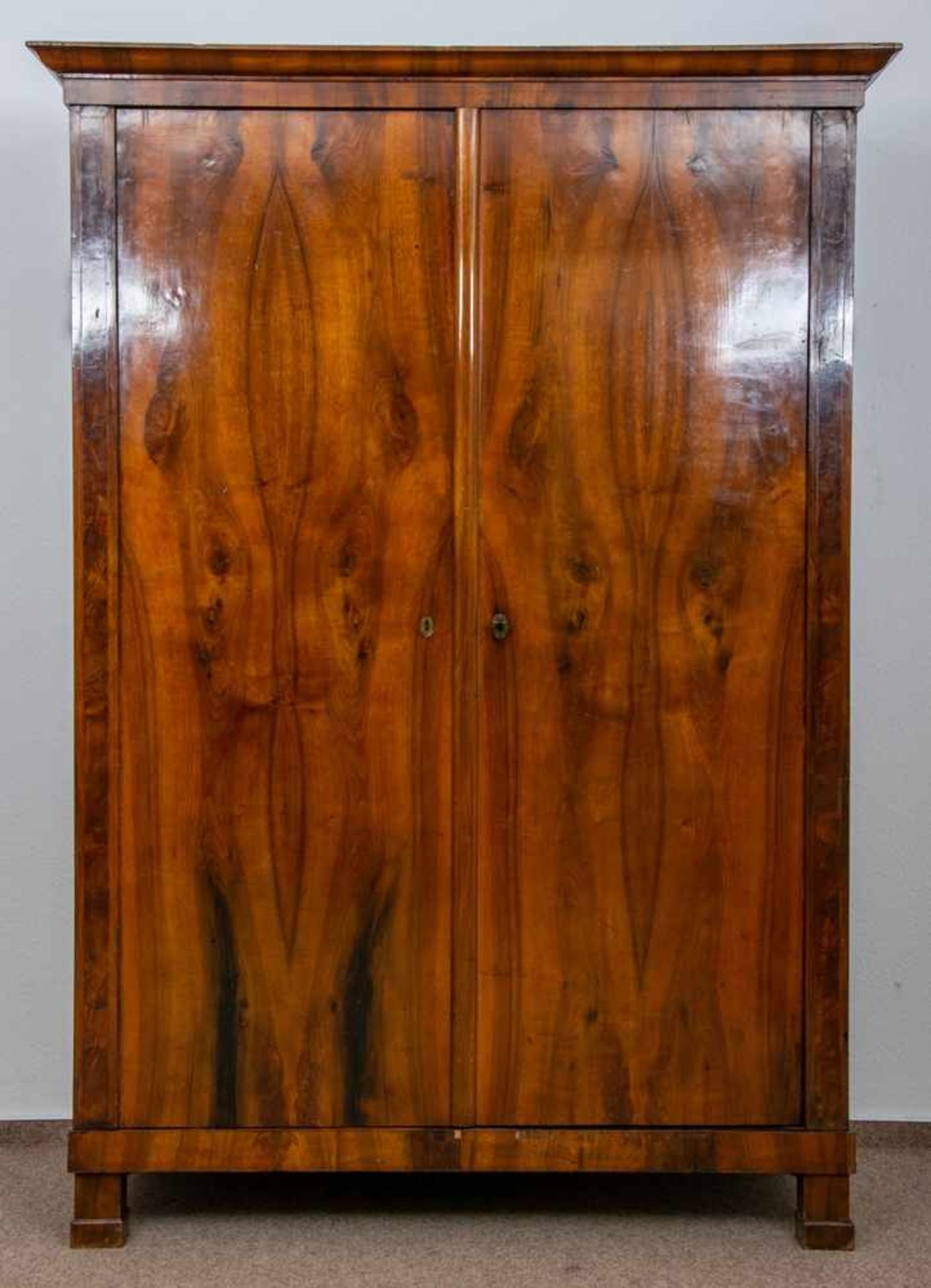 Zweitüriger Kleiderschrank, Wien`er Biedermeier um 1830, voll zerlegbarer, zweitüriger