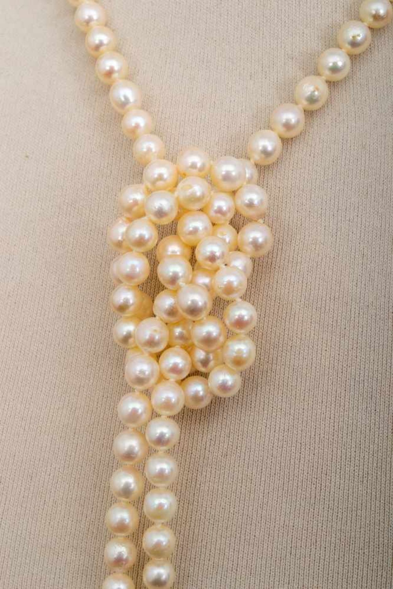 Lange Perlenkette, ca. 125 cm, Durchmesser der einzeln geknoteten Perlen ca. 6 mm.- - -20.00 % - Image 7 of 7