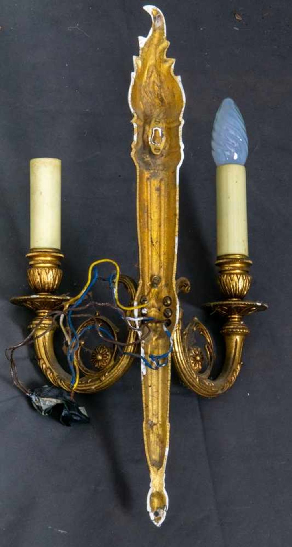 Zweiarmige Wandappliken, Louis XVI-Stil, Messingguss, Elektrifizierung ungeprüft, Höhe ca. 45 cm.- - - Bild 7 aus 7