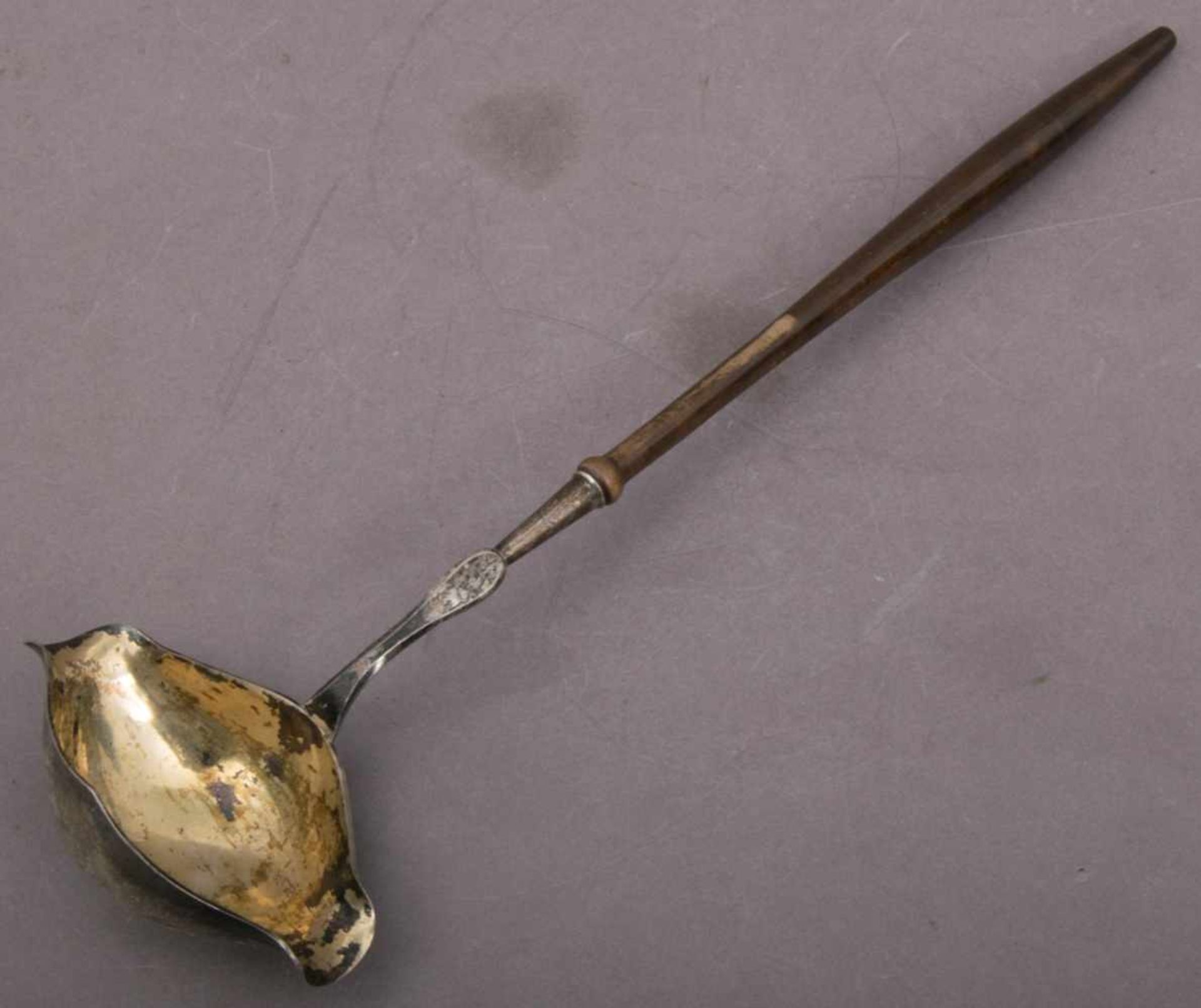 Antike Bowlen- oder Saucenkelle. Silber, teilweise vergoldet, Biedermeier um 1830. Griffstück in