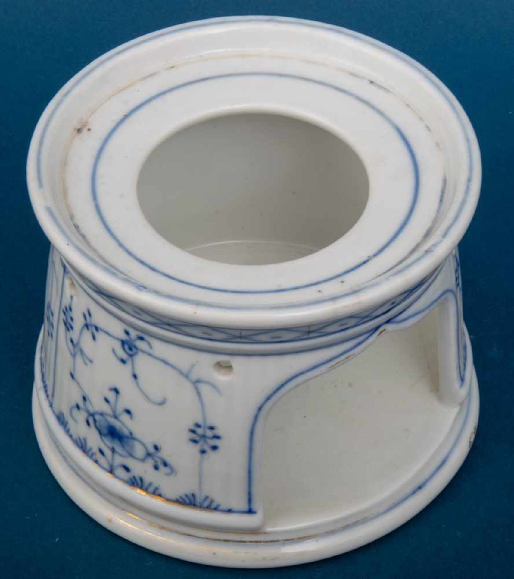 Stövchen, Porzellan mit blau/weißem Strohblüten-Dekor. Schley. 19./20. Jhd. Höhe ca. 9 cm, - Image 4 of 4