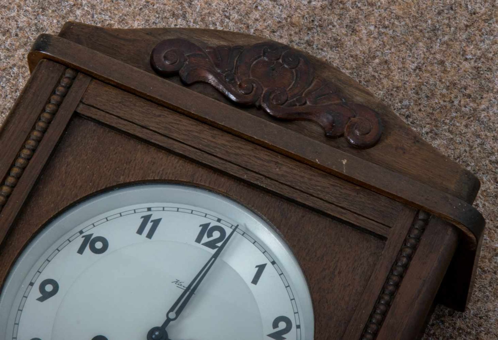 5teiliges Konvolut versch. Uhren, bestehend aus 4 Wanduhren & 1 Tischuhr. Versch. Alter, Größen & - Bild 8 aus 9