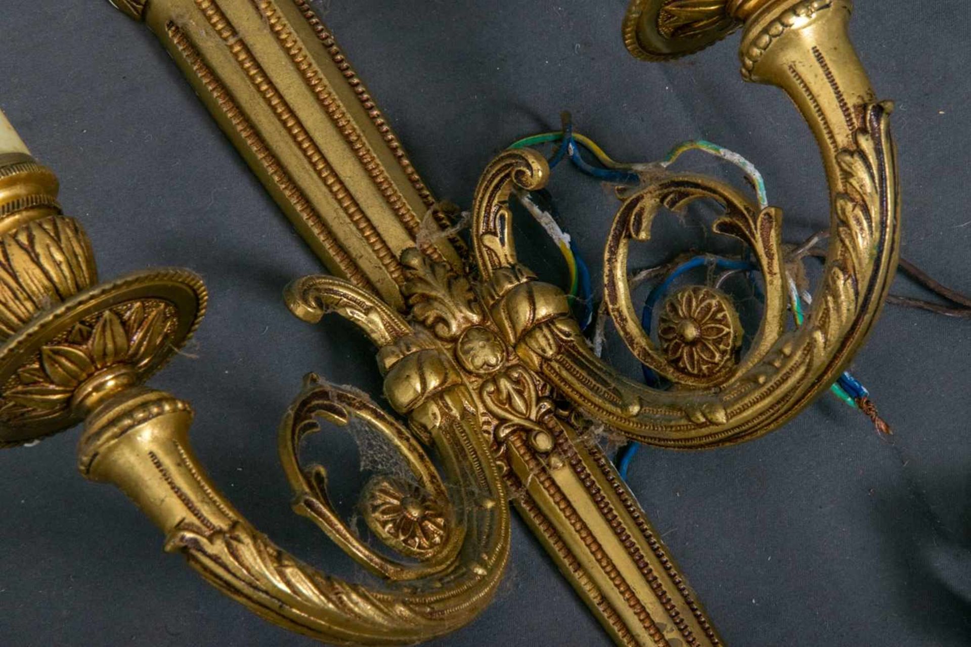 Zweiarmige Wandappliken, Louis XVI-Stil, Messingguss, Elektrifizierung ungeprüft, Höhe ca. 45 cm.- - - Bild 4 aus 7