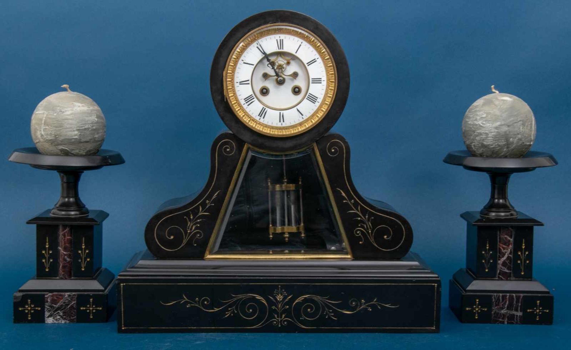 3 teilige Kaminuhr um 1900/ 20, schwarzes Marmorgehäuse mit feinem Goldschnittdekor. Höhe der Uhr: