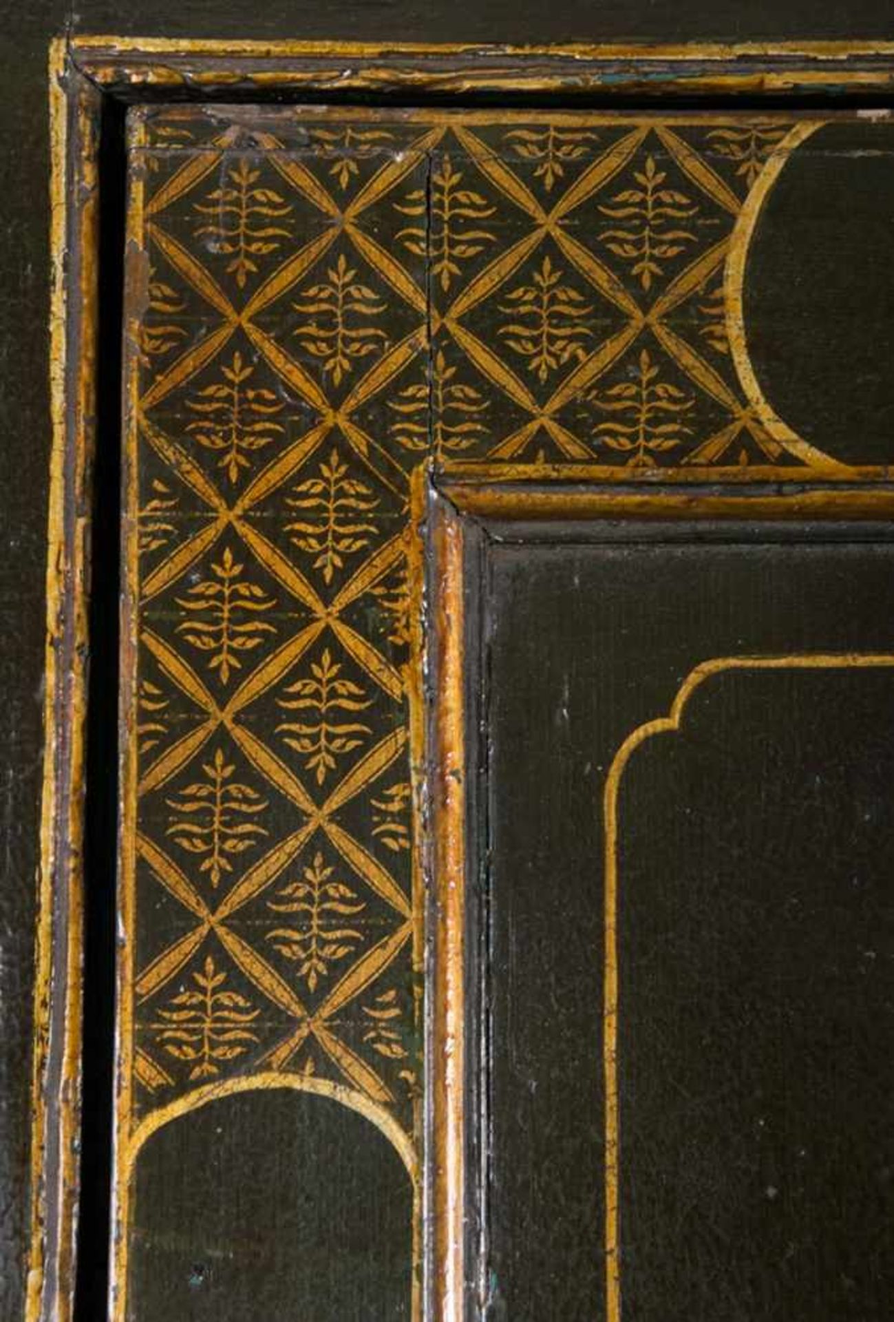 Antiker Eckschrank. Polychrom gefasster Nadelholzkorpus mit Chinoiserie Dekor. Mitteleuropa um 1820. - Bild 3 aus 8