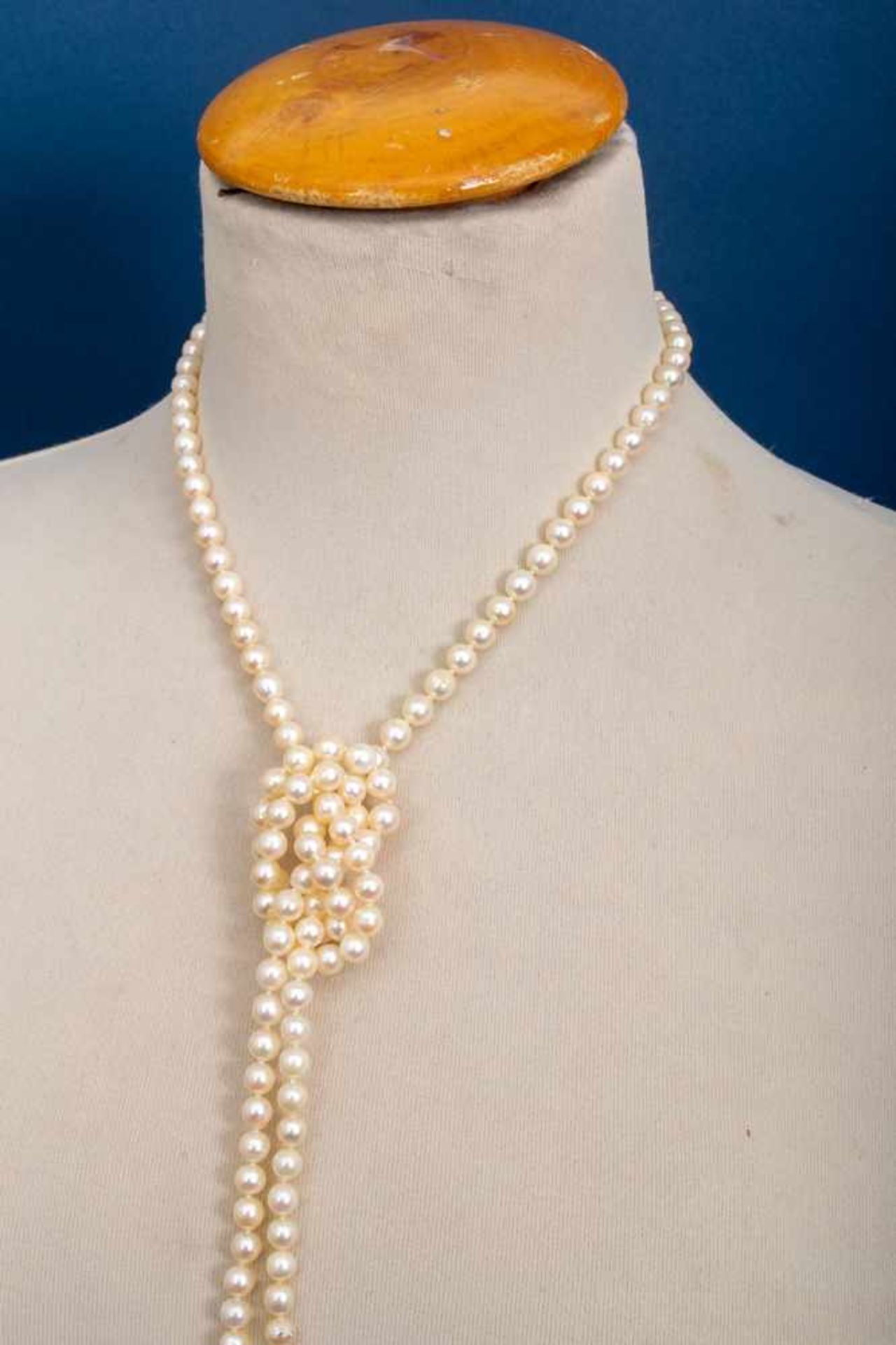 Lange Perlenkette, ca. 125 cm, Durchmesser der einzeln geknoteten Perlen ca. 6 mm.- - -20.00 % - Image 6 of 7