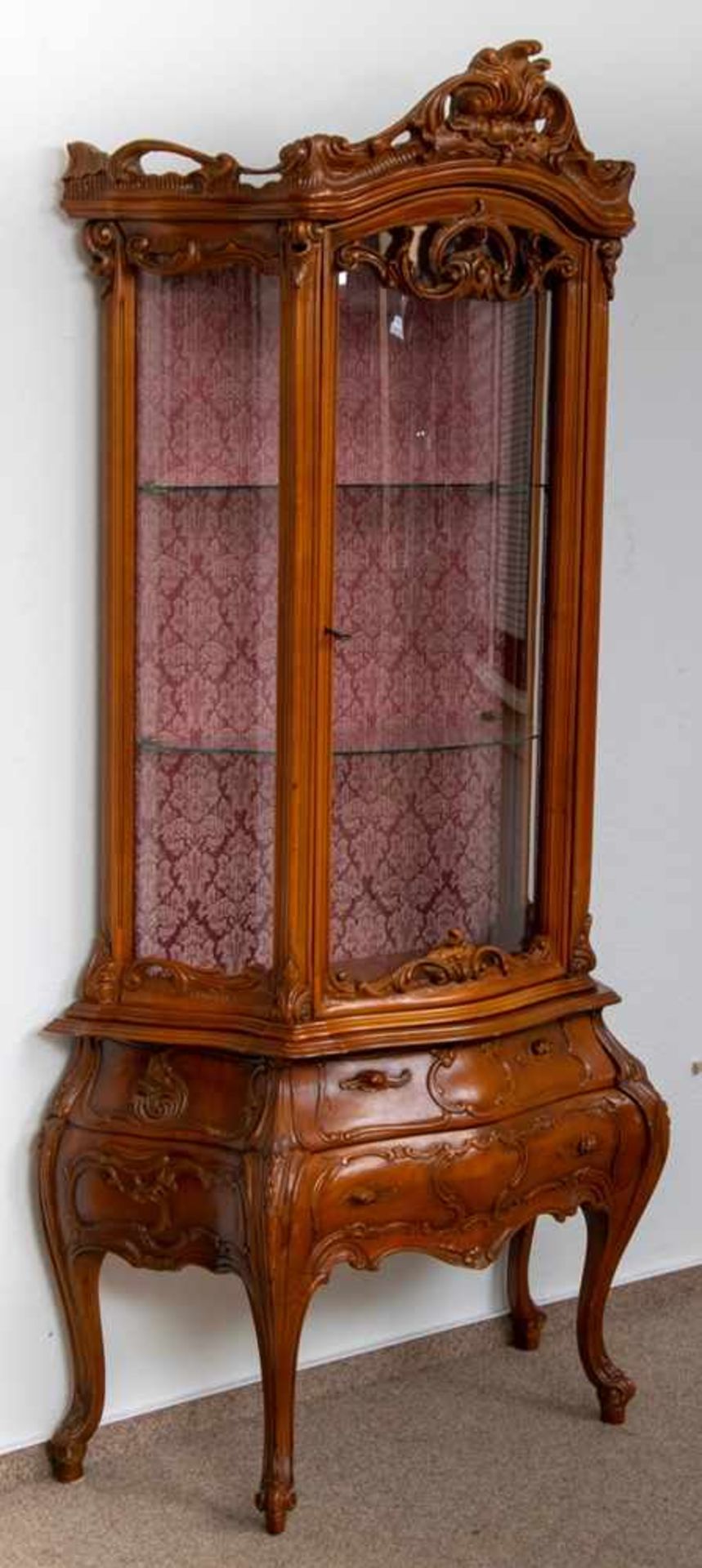 Eintürige Vitrine, Stil Barock, Ende 20. Jhd., zweiteiliger Korpus mit zwei Schubladen, dreiseitig - Bild 7 aus 11