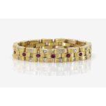 Armband mit Diamanten und RubinenWien, um 1910 Gelbgold 580/-. Wiener Feingehaltspunze mit