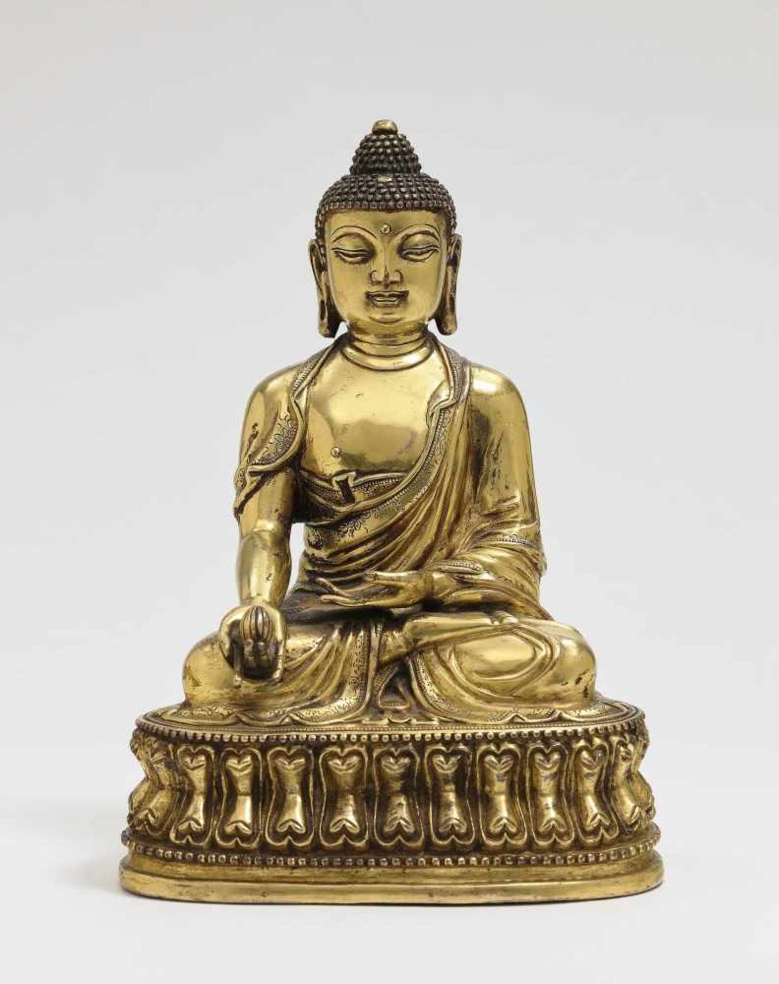 Buddha "Bhaisajyaguru" China, wohl 18. Jh. Bronze, vergoldet. In Meditationssitz auf Lotosthron.