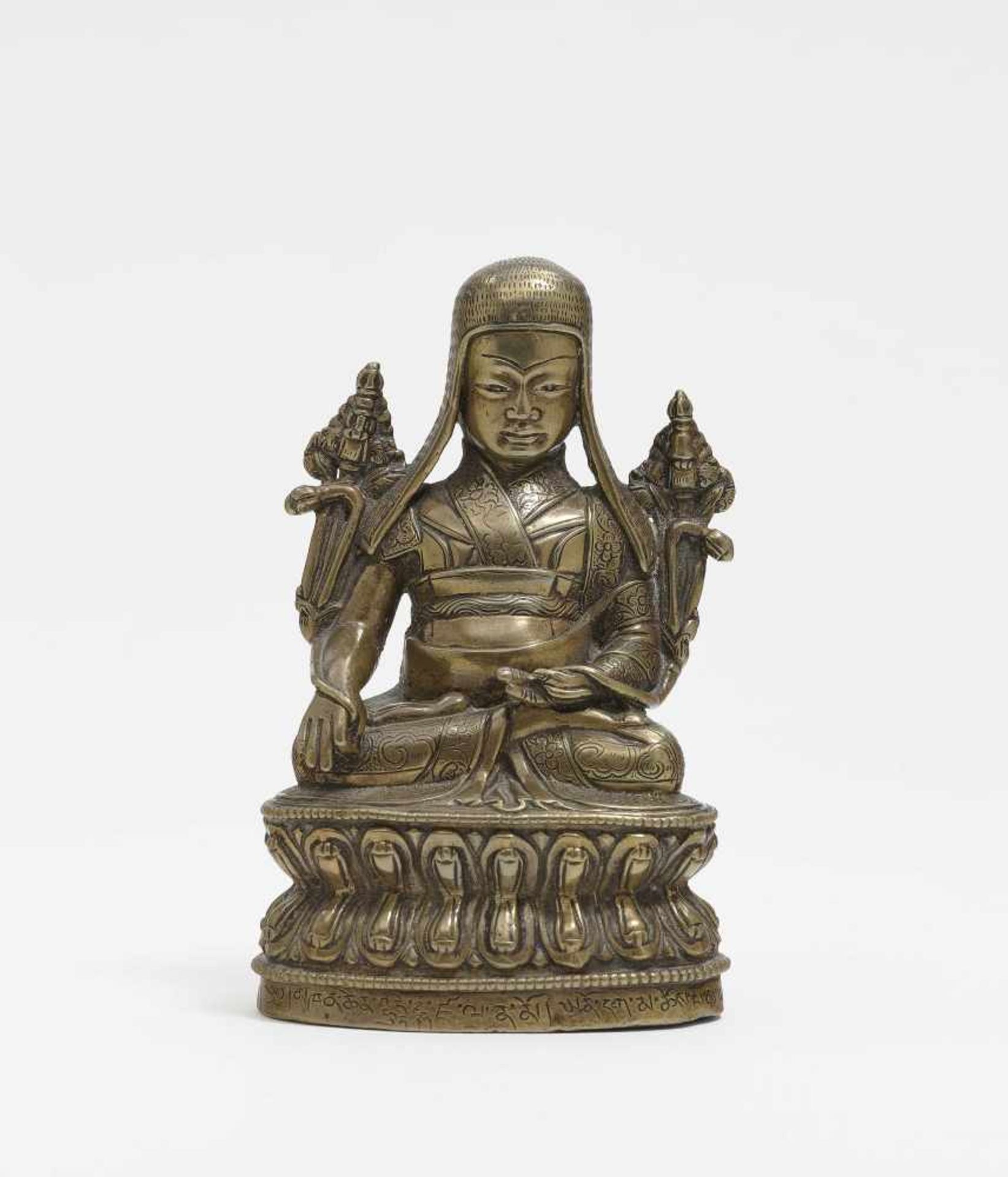 Sitzender Lama Tibet, wohl 16. Jh. Bronze. Auf Lotossockel sitzend. Gravierte Inschrift am