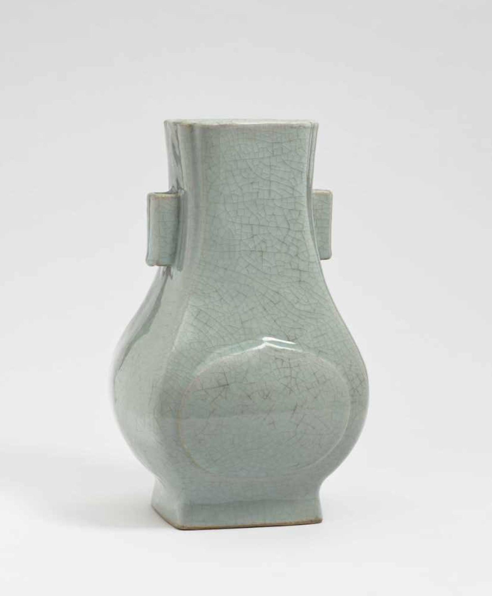 Vase "Hu"-Form China Porzellan. Seladonglasur mit Krakelee. Balusterform mit seitlichen