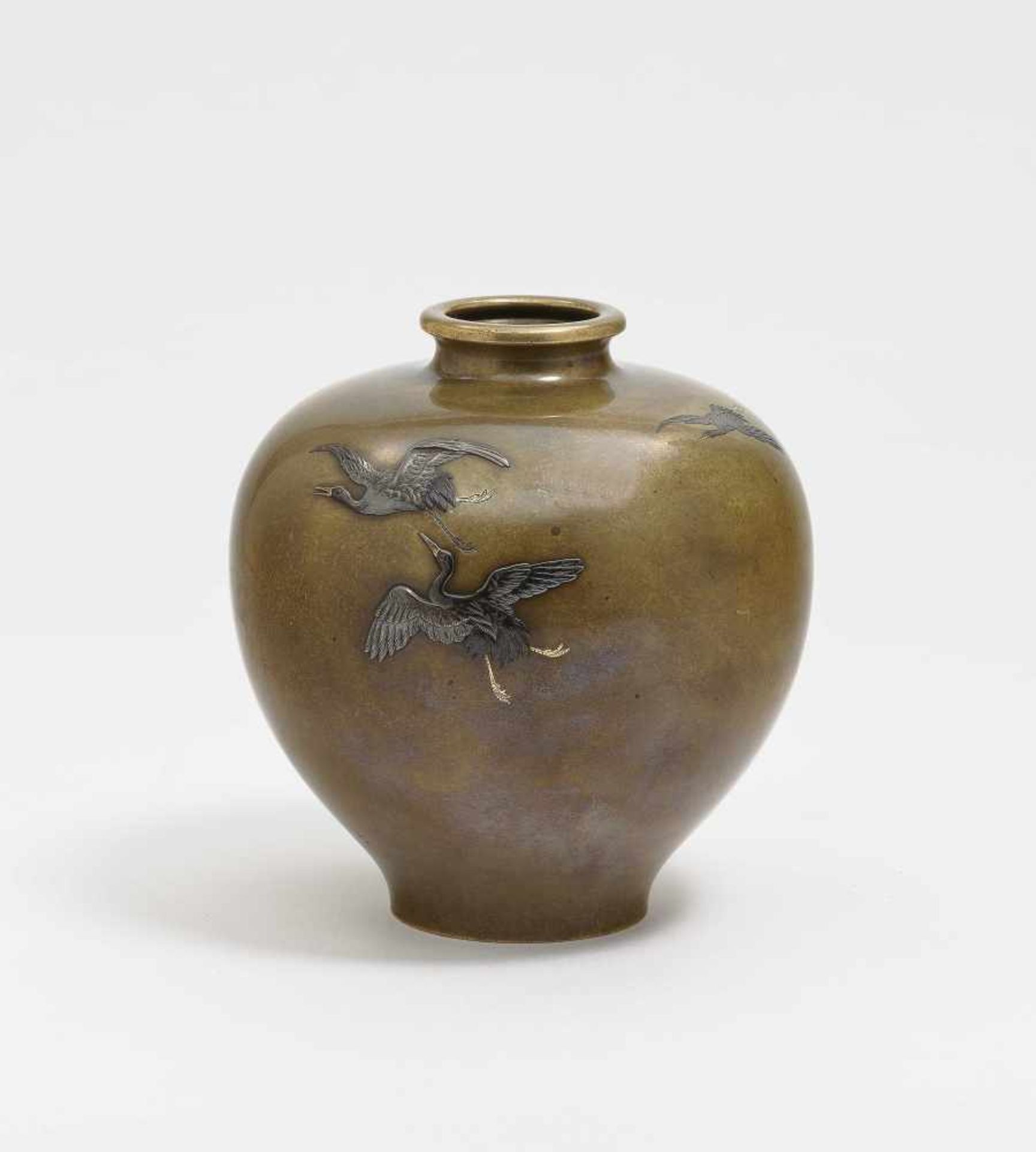 Vase Japan, Meiji-Periode Bronze. Kugelige Form mit eingezogenem Stand und Mündung. Auf der