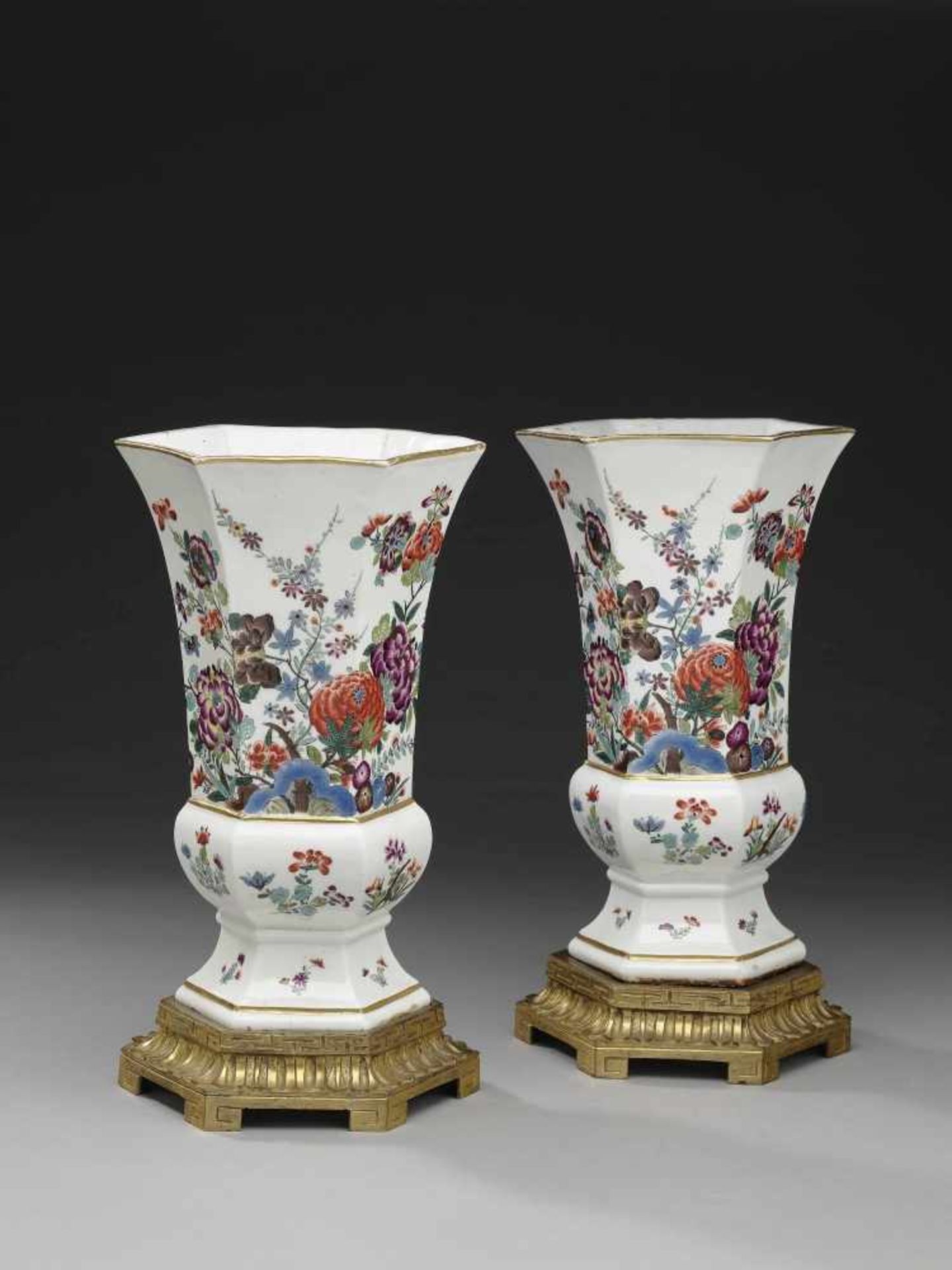 Ein Paar VasenMeissen, um 1730/1735 Porzellan. Goldstaffage. Spätere Bronzemontierung. - Bild 2 aus 3