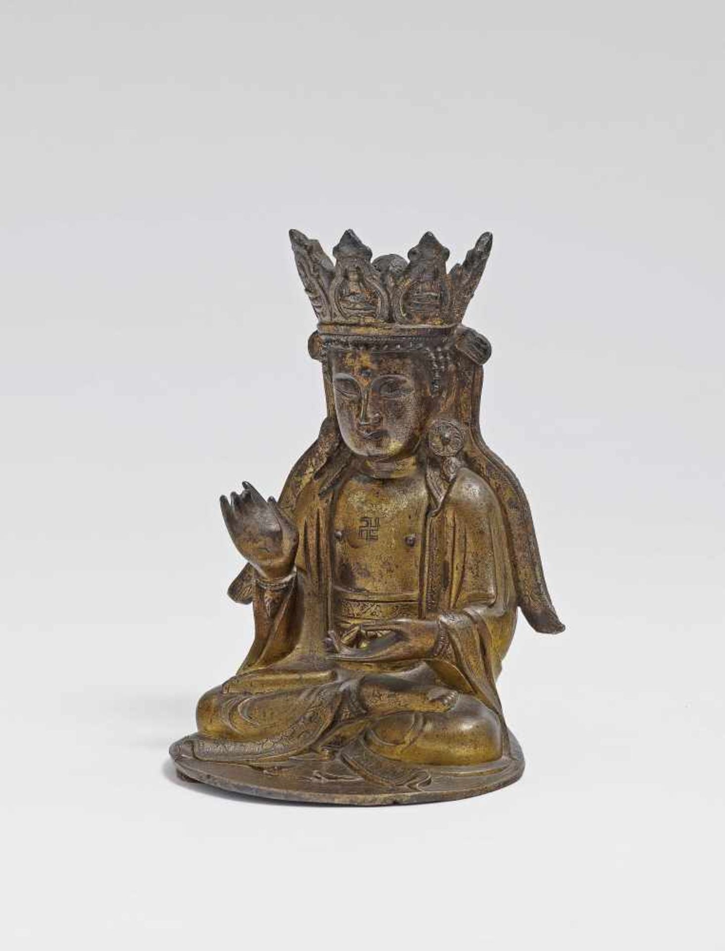 Guanyin China, wohl 17. Jh. Bronze, Reste von Vergoldung. In Meditationssitz. H. 15,5 cm. Expertise: