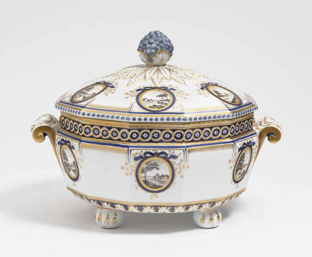 TerrineNymphenburg, nach Modell von Dominikus Auliczek Porzellan. Blau und Gold staffiert. Form "