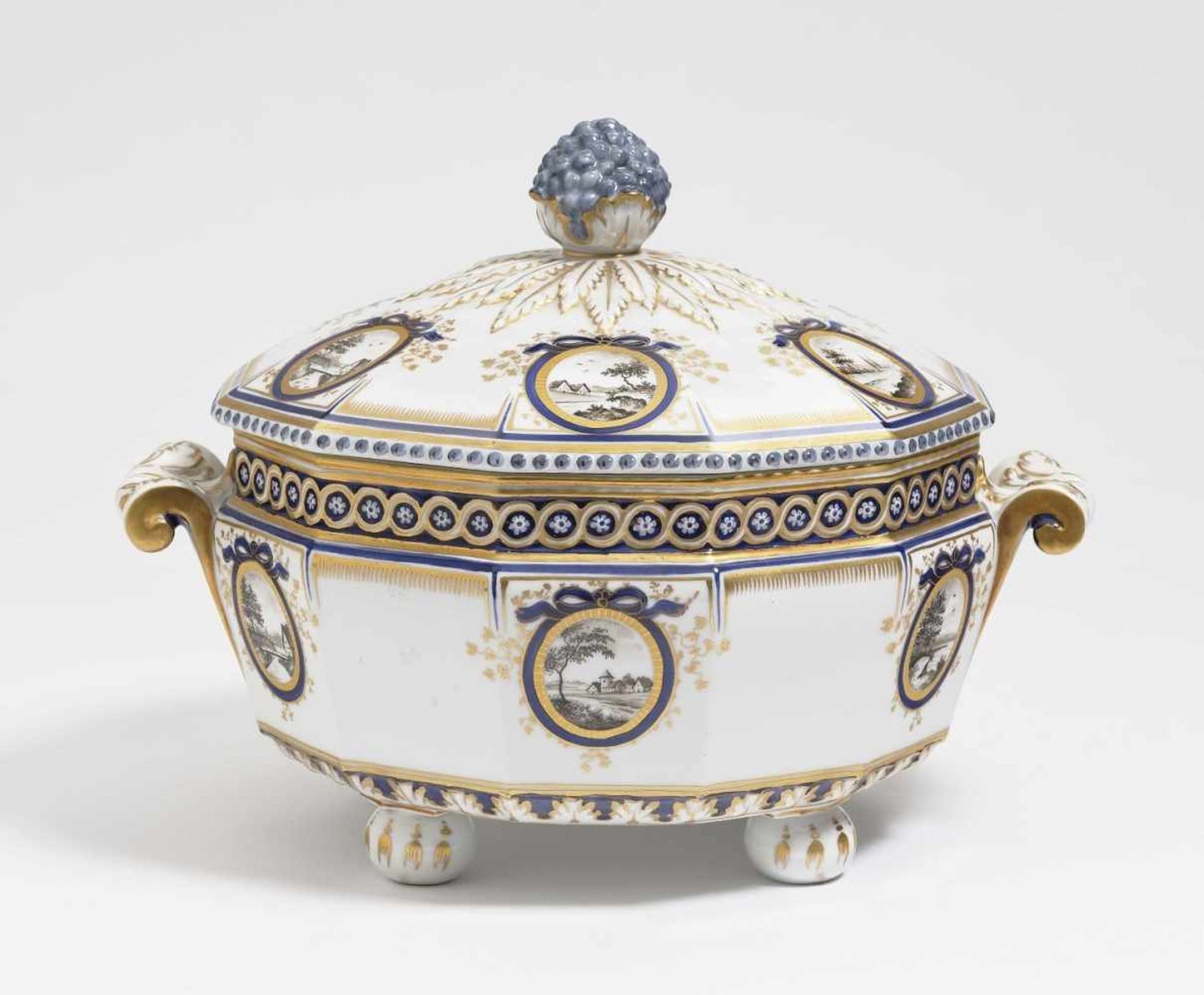 TerrineNymphenburg, nach Modell von Dominikus Auliczek Porzellan. Blau und Gold staffiert. Form "