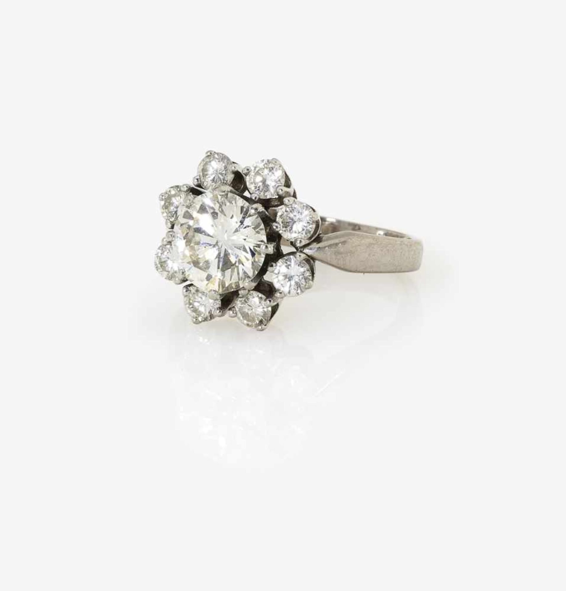 A Diamond Cluster RingGermany, 1950s-1960s 18K white gold (750/-), tested. 1 brilliant-cut diamond