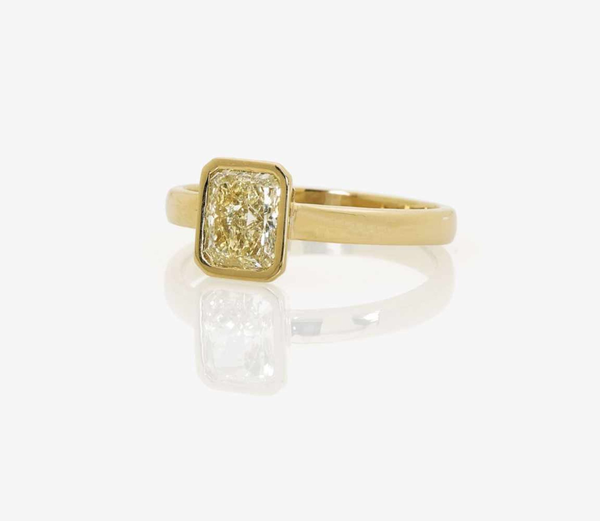 A Naturally Light Yellow Diamond Solitaire RingBelgium, Liège, 2017 18K yellow gold (750/-), tested.