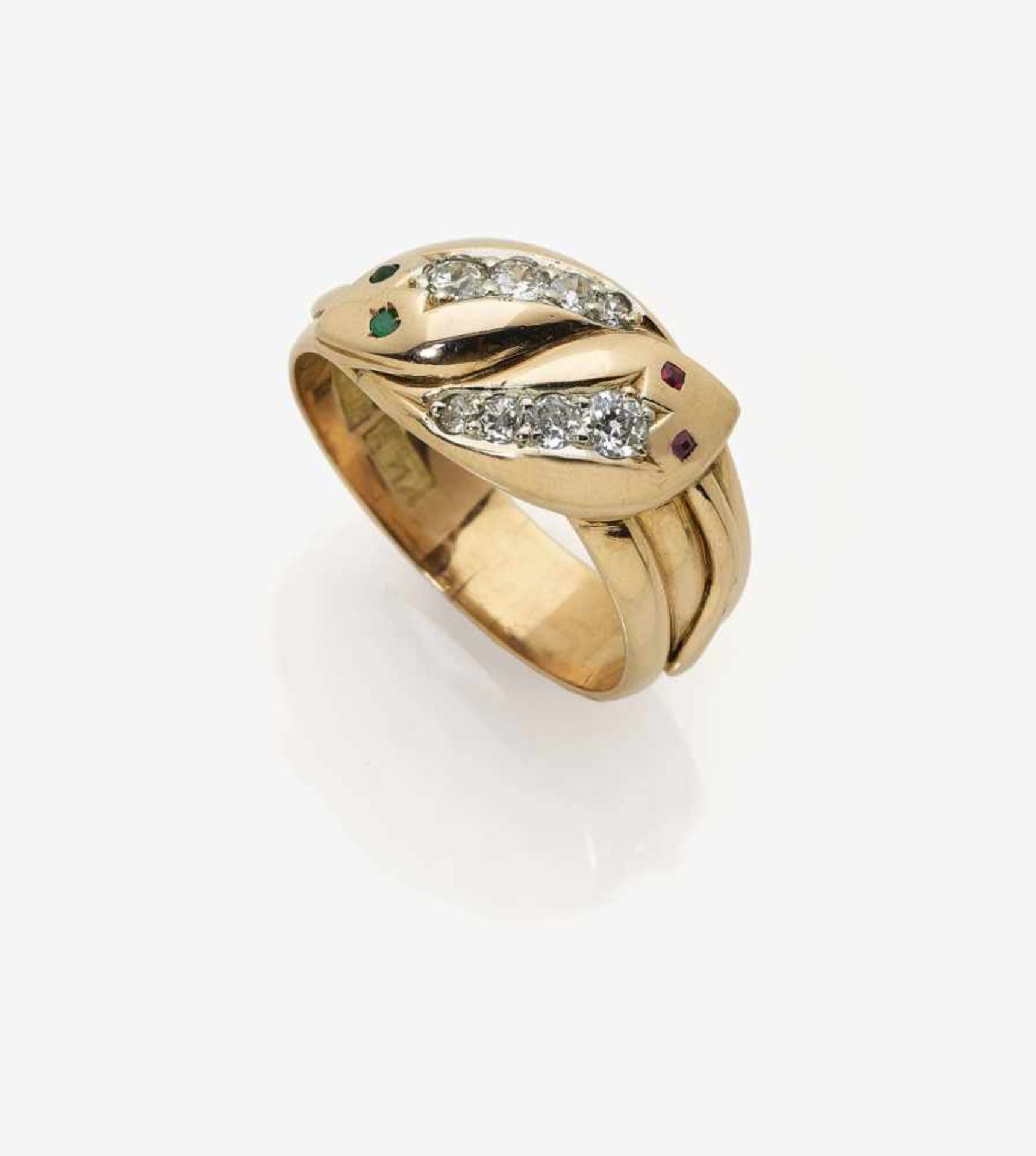 A Diamond, Emerald and Ruby Snake RingUSA, circa 1895 18K rose gold (750/-), stamped. Maker's mark - Bild 2 aus 3