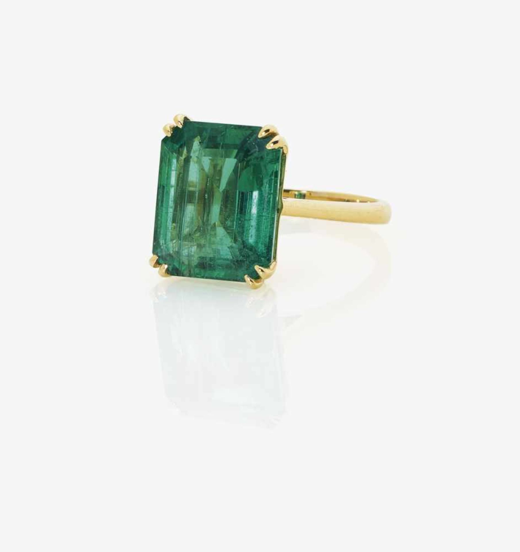 An Intense Green Emerald Solitaire RingFrance, Paris, 2000s, GALERIE DU DIAMANT 18K yellow gold ( - Bild 2 aus 3