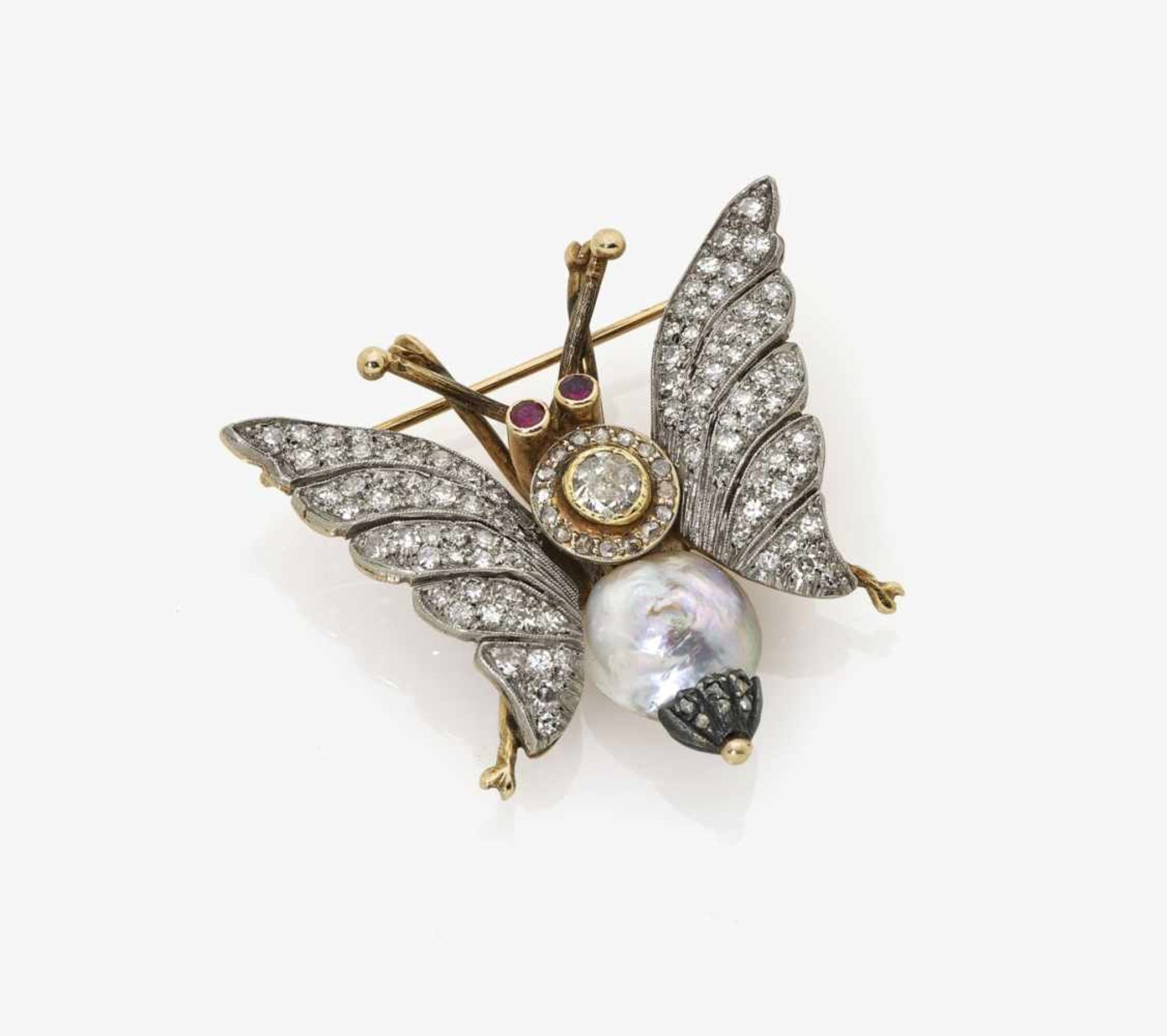 A Diamond, Pearl and Ruby Butterfly BroochUSA, 1890-1910 14k yellow gold (585/-) and platinum, - Bild 2 aus 2