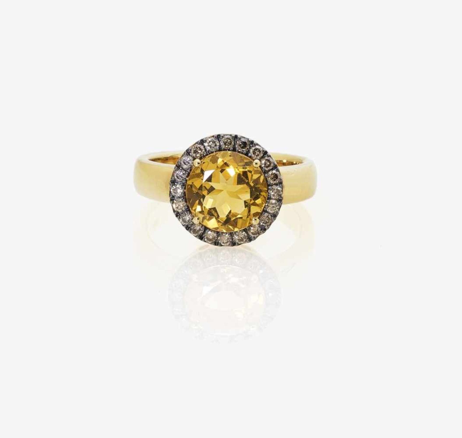 A Citrine and Brown Diamond Cluster Ring18K yellow gold (750/-), partially rhodium plated,