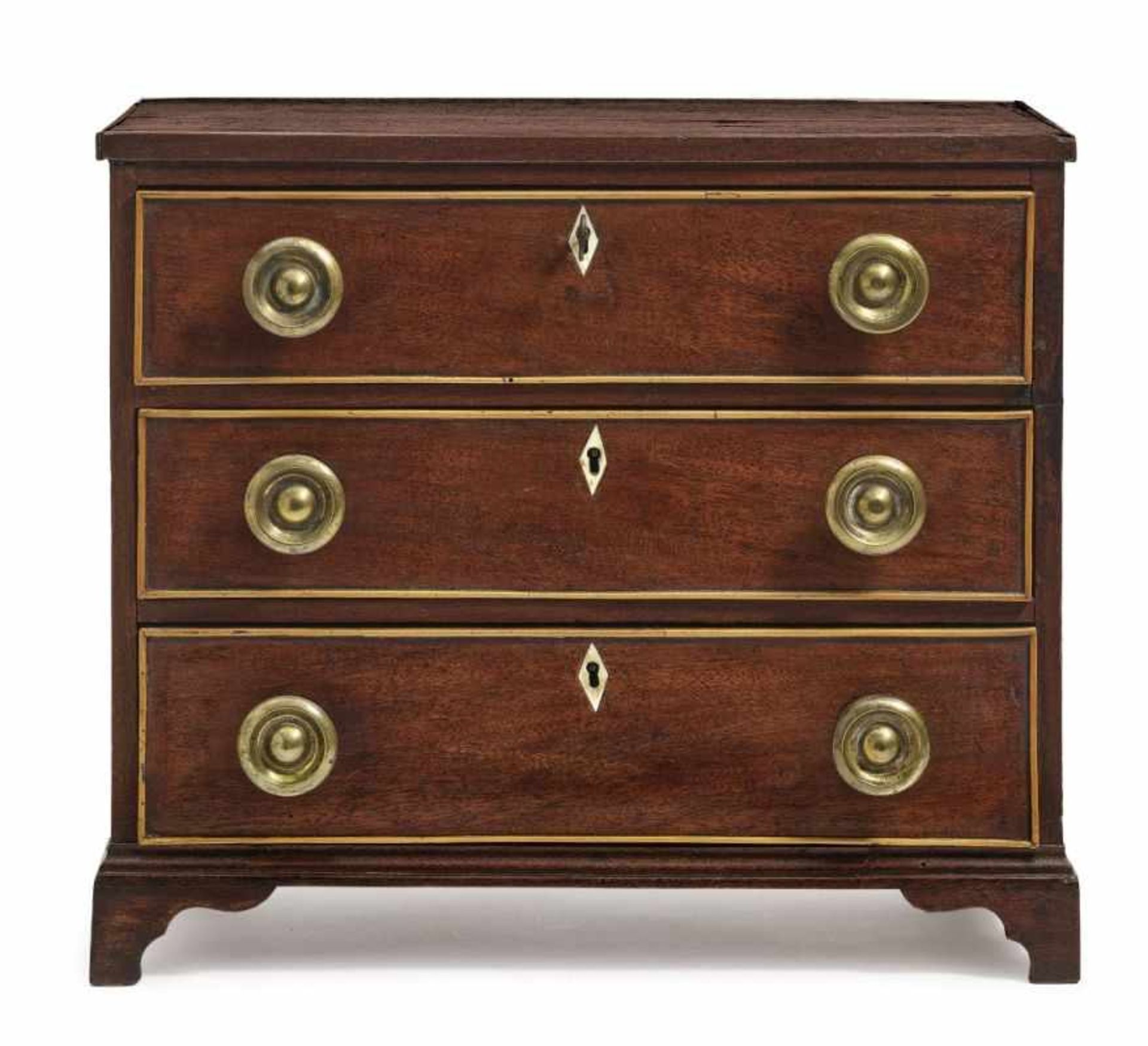 A miniature chest of drawersEngland, 1st half of the 19th century Mahogany veneer. Restored. 34 x 38