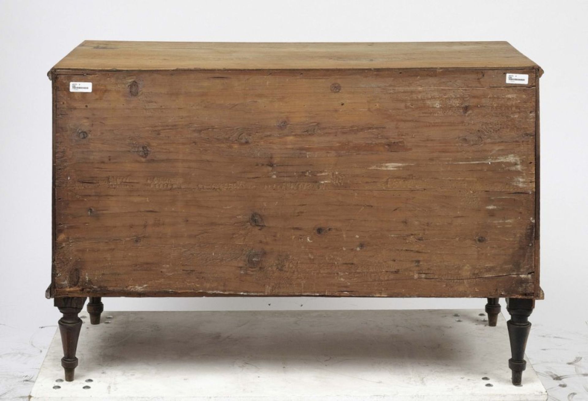 A commodeGerman, circa 1800 Oak. Restored, signs of age and wear. 85 x 121 x 59 cm. Provenance: from - Bild 2 aus 2