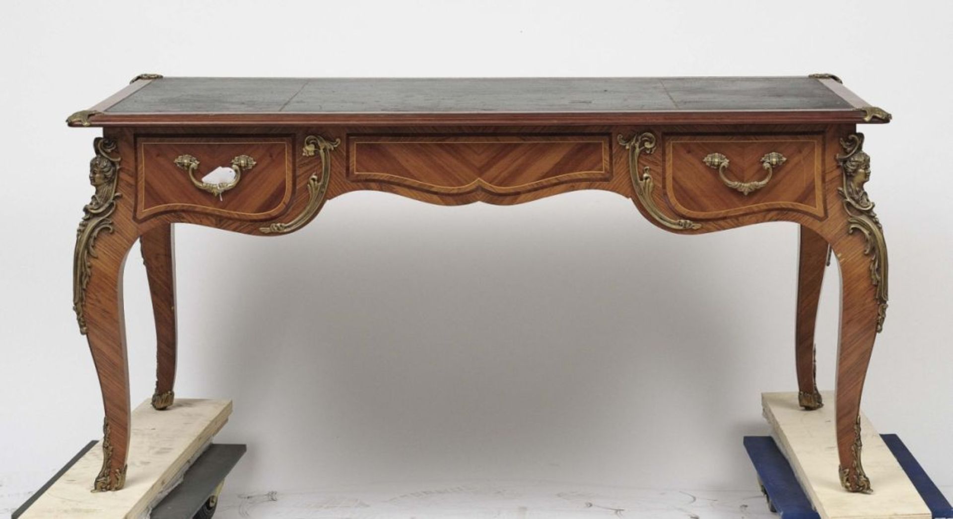 A Bureau PlatIn Louis XV style Veneered palisander and rosewood. Figurative brass fittings. - Bild 2 aus 2