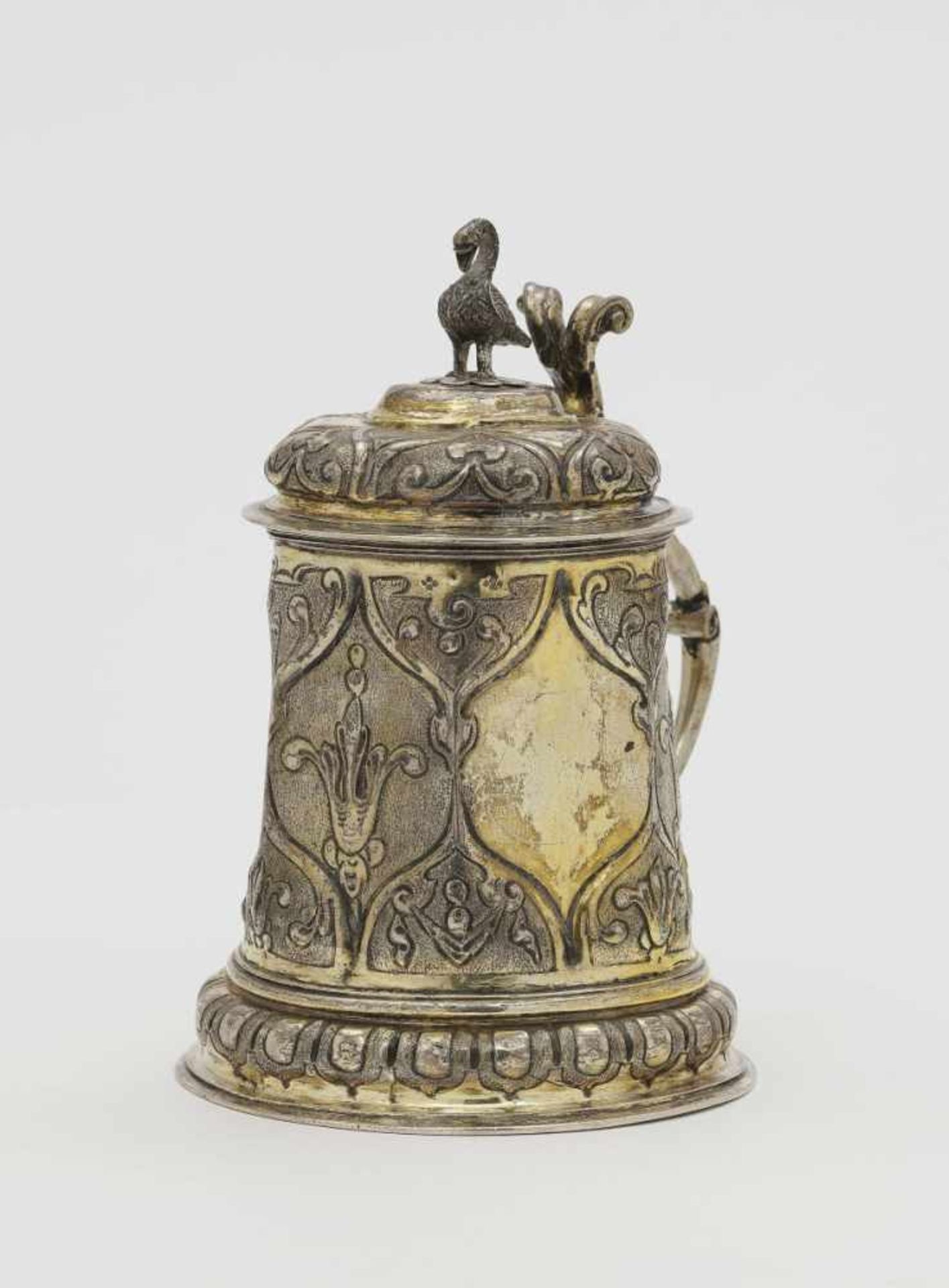 A lidded tankardAugsburg, 1616 - 1620, Andreas I Gilg Gilt silver. Hammered, chased and embossed