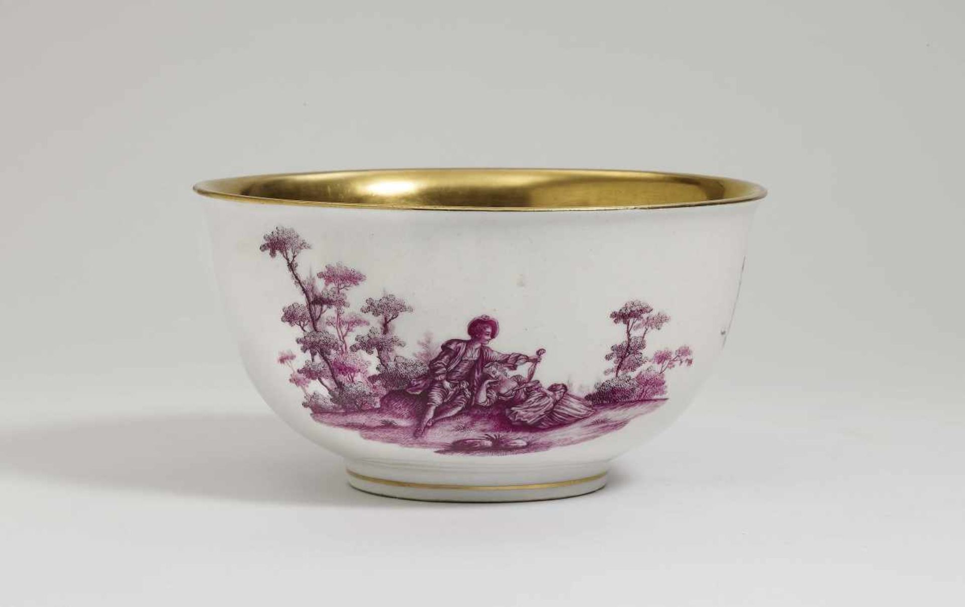 A bowlMeissen, circa 1740/50 Porcelain. Gold decoration, gilt interior. Inside recessed rose - Bild 2 aus 2