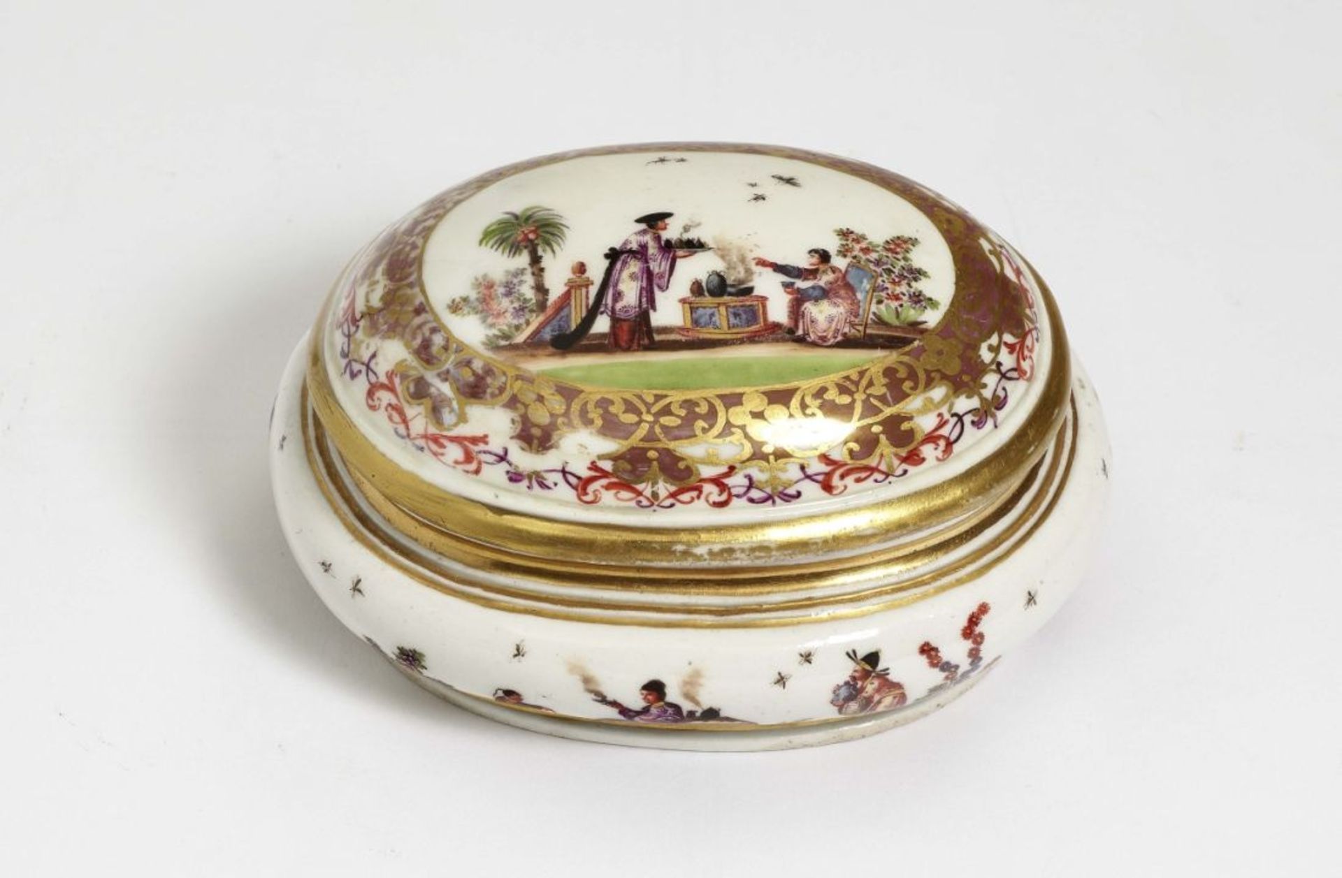 A sugar bowlMeissen, circa 1725/30 Porcelain. Gold decoration. Blue crossed swords mark, moulder's - Bild 2 aus 2