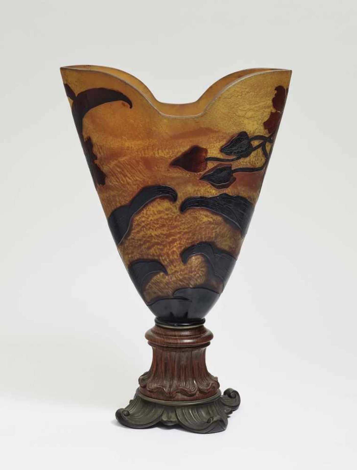 Vase with bronze footEmile Gallé, Nancy, circa 1900 Matted flashed glass. On a carved wooden base. - Bild 2 aus 2