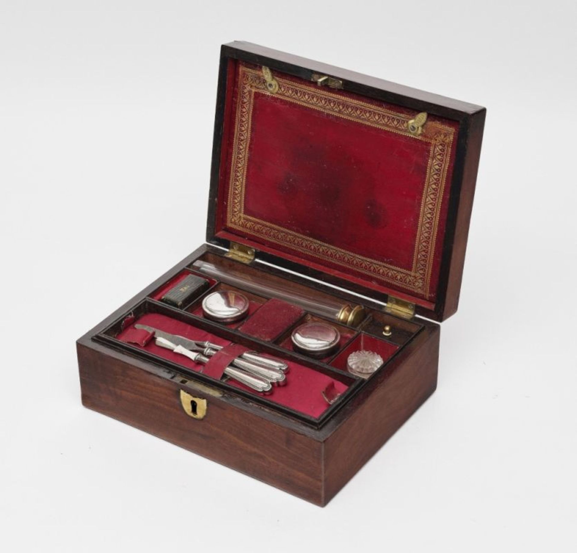 Gentleman's Dressing Case19th Century Mahogany case. Upper side of lid with brass adornments. 23 x - Bild 2 aus 2