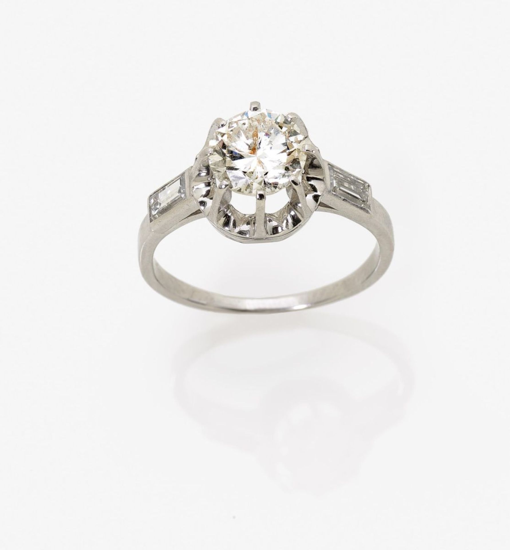 A Diamond Solitaire Ring18K white gold (750/-), tested. 1 brilliant-cut diamond of circa 1.30 - Bild 2 aus 2