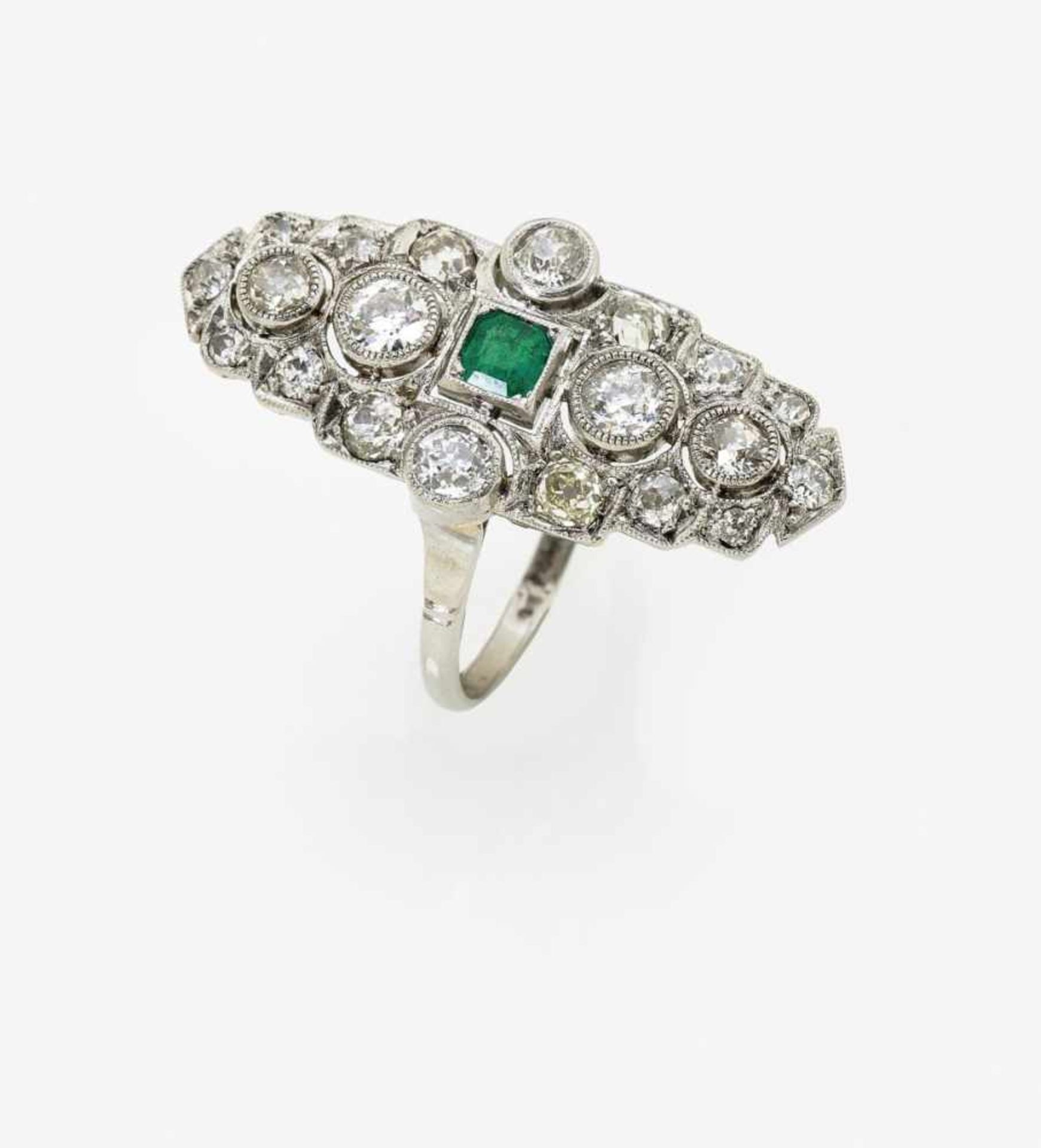 A Diamond and Emerald Plaque RingUSA, circa 1925 Platinum (950/-), tested. 20 old and transitional- - Bild 2 aus 2