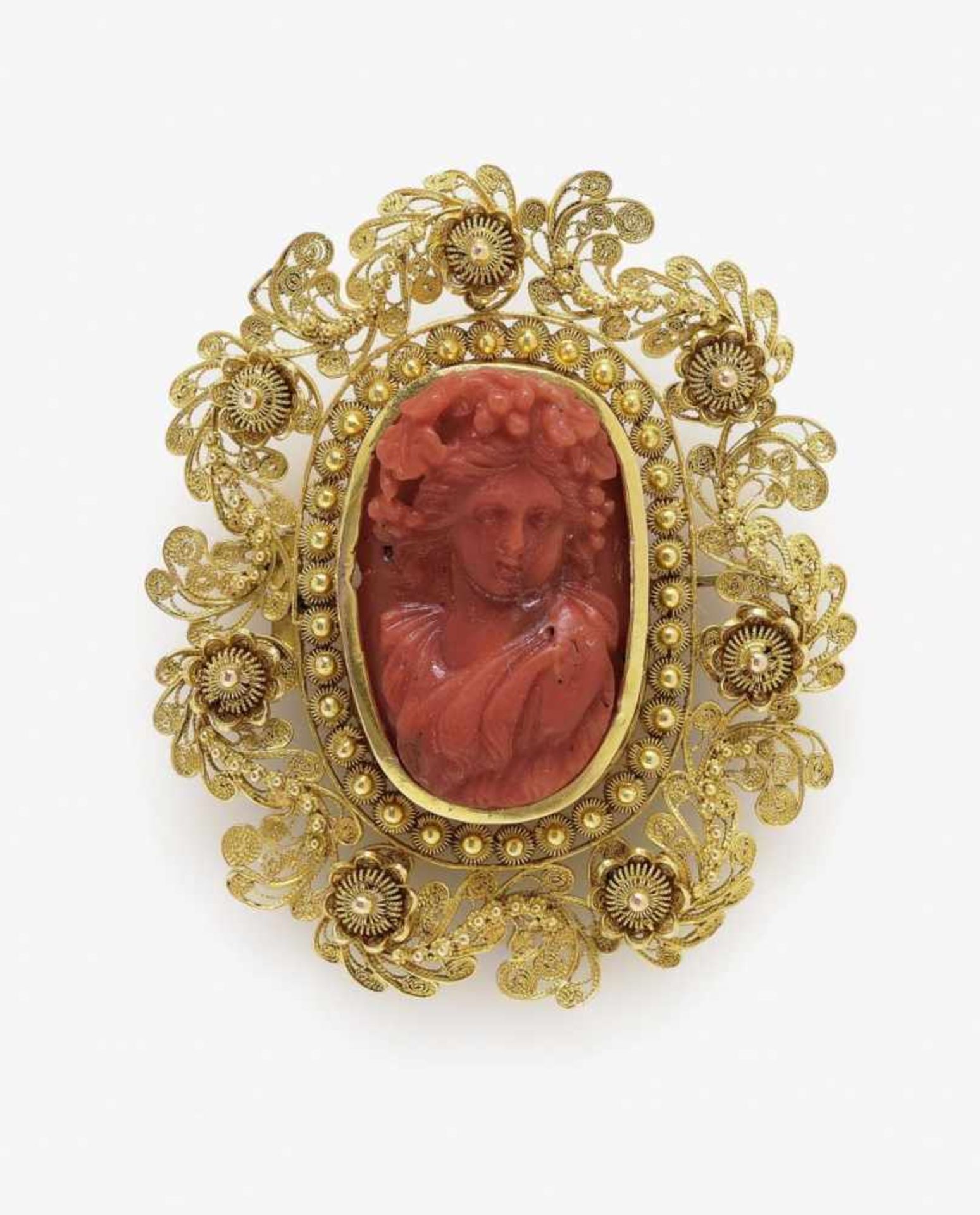 A Gold Filigree and Coral BroochGermany, 1820-1830 14K yellow gold (585/-), tested. Gold filigree.