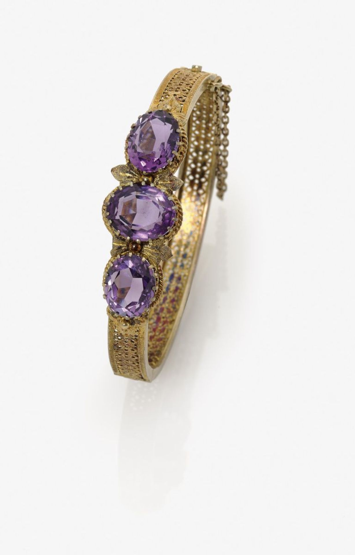 An Amethyst BangleGermany, 1890-1900 Silver und Silver filigree, gilt plated, tested. 3 oval,