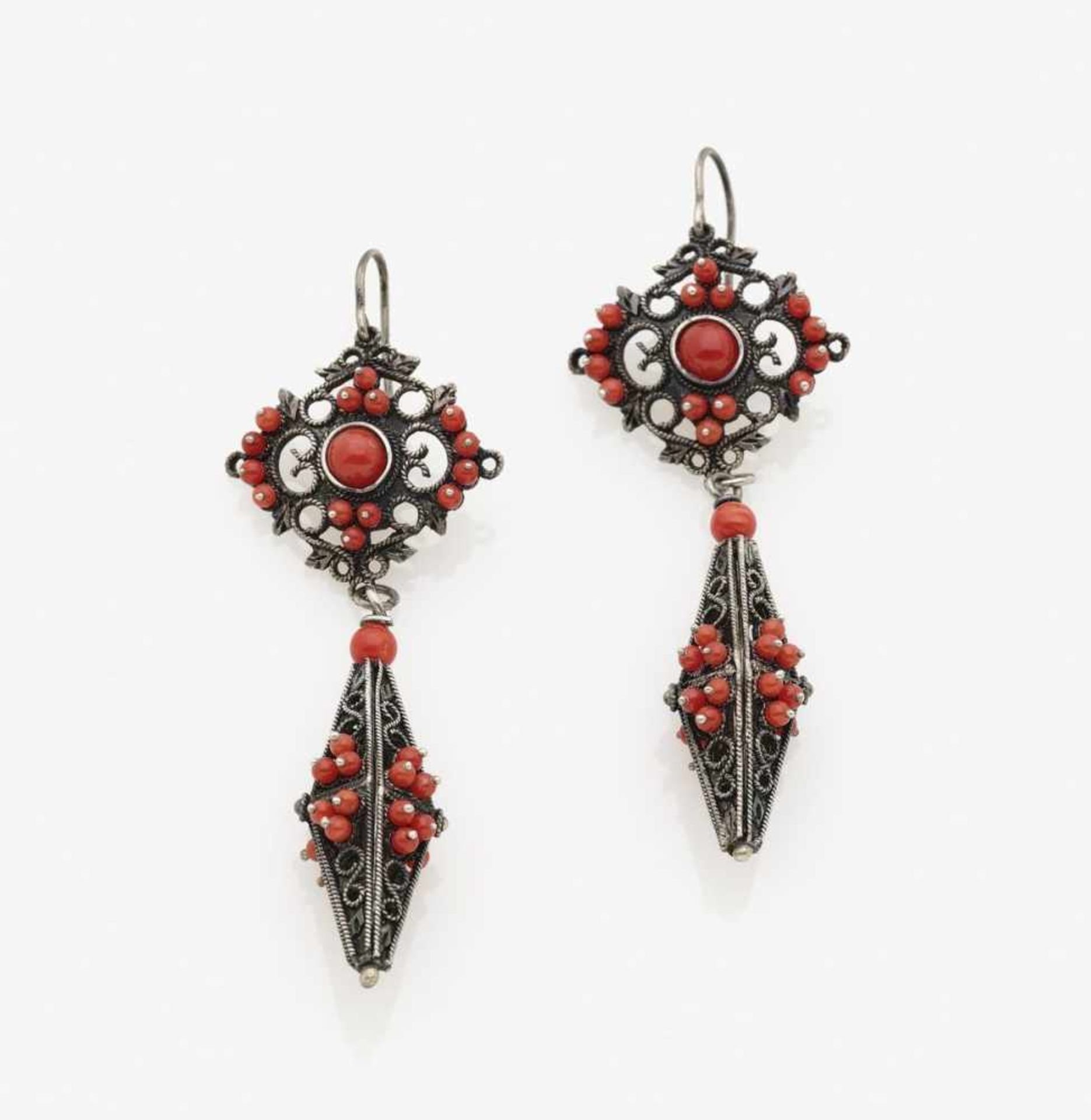 Two Pairs of EarringsTibet, 19th Century Silver and silver filigree, tested. 136 small coral - Bild 2 aus 2