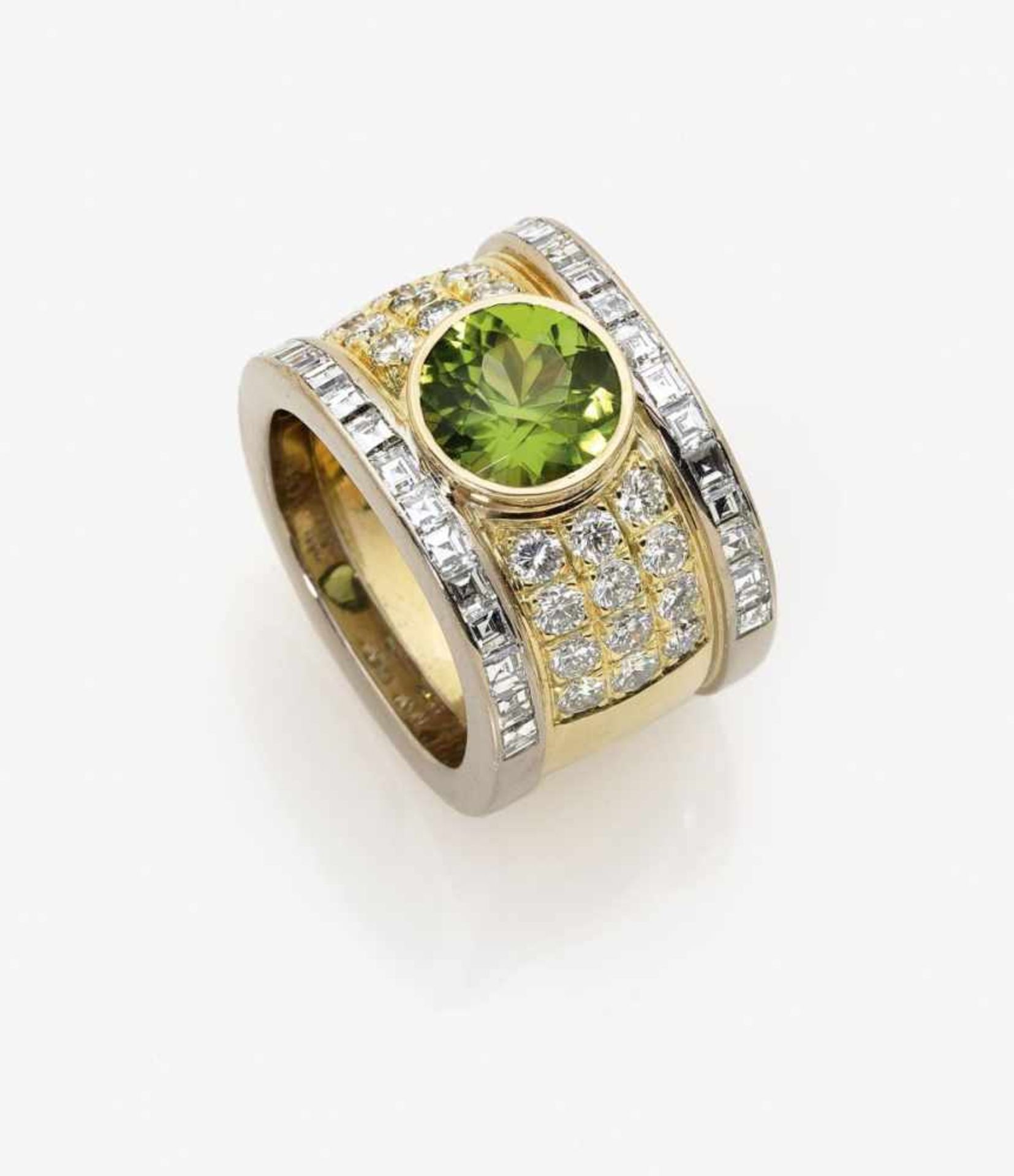 A Diamond and Peridot RingGermany, 1980s-1990s, Jeweller SCHILLING 18K yellow and rose gold (750/-),