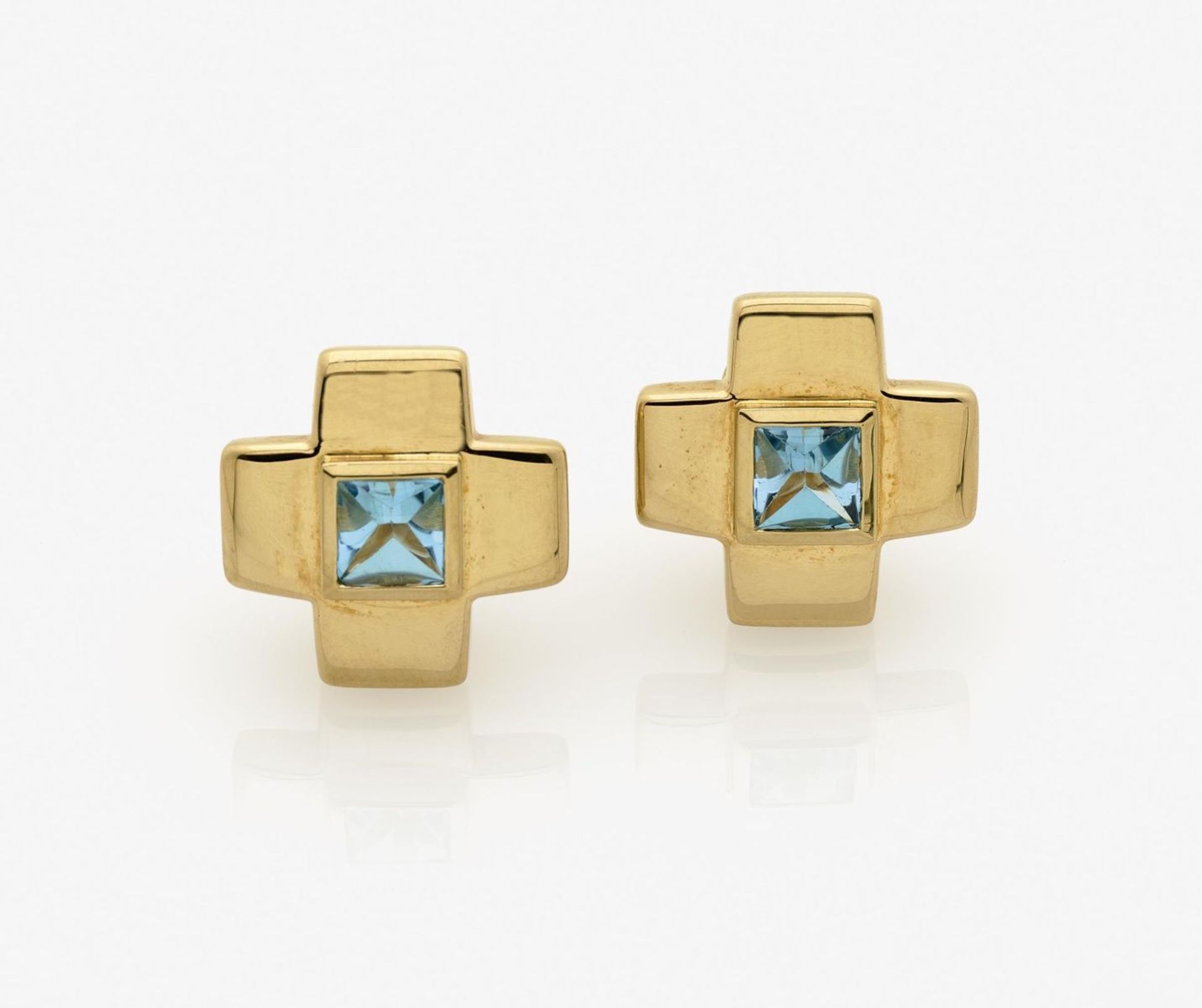 A Pair of Topaz Ear StudsGermany 18K yellow gold (750/-), stamped. 2 aquamarine-coloured, square,