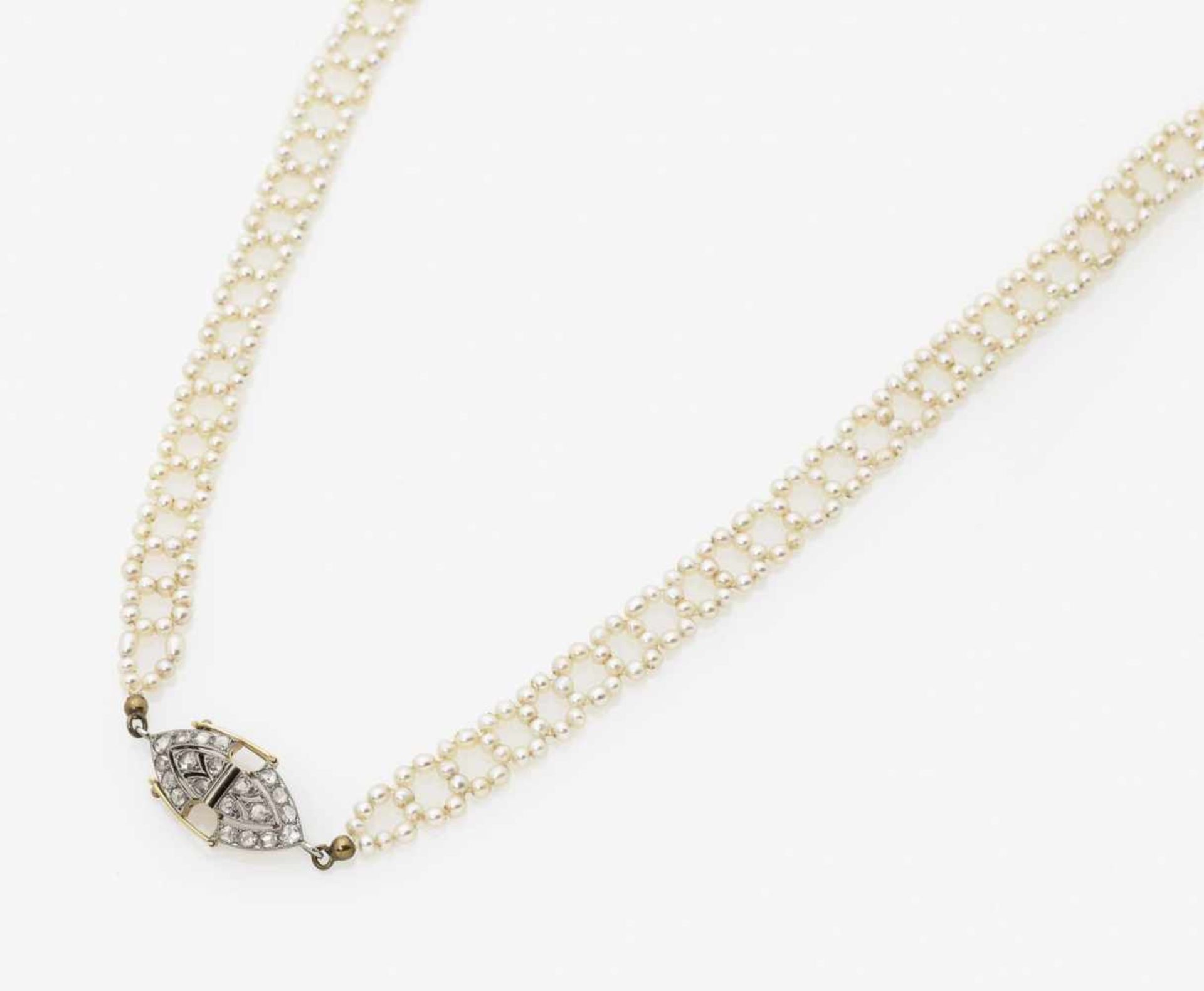 A Pearl Necklace with a Diamond ClaspGermany, circa 1915 Platinum and 14K yellow gold (585/-),