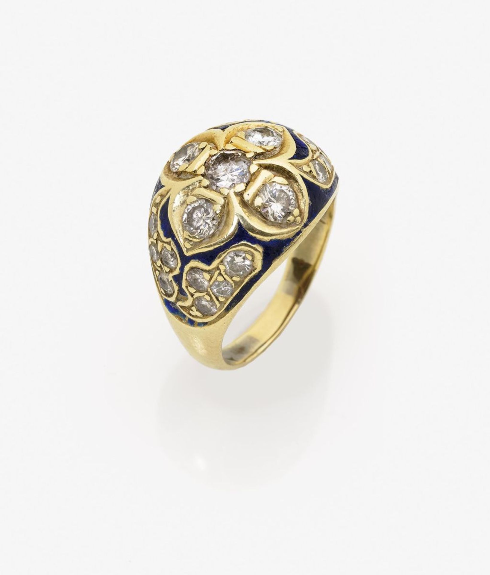 A Diamond Ring with Blue Enamel Decoration18K yellow gold, stamped. 16 brilliant-cut diamonds,