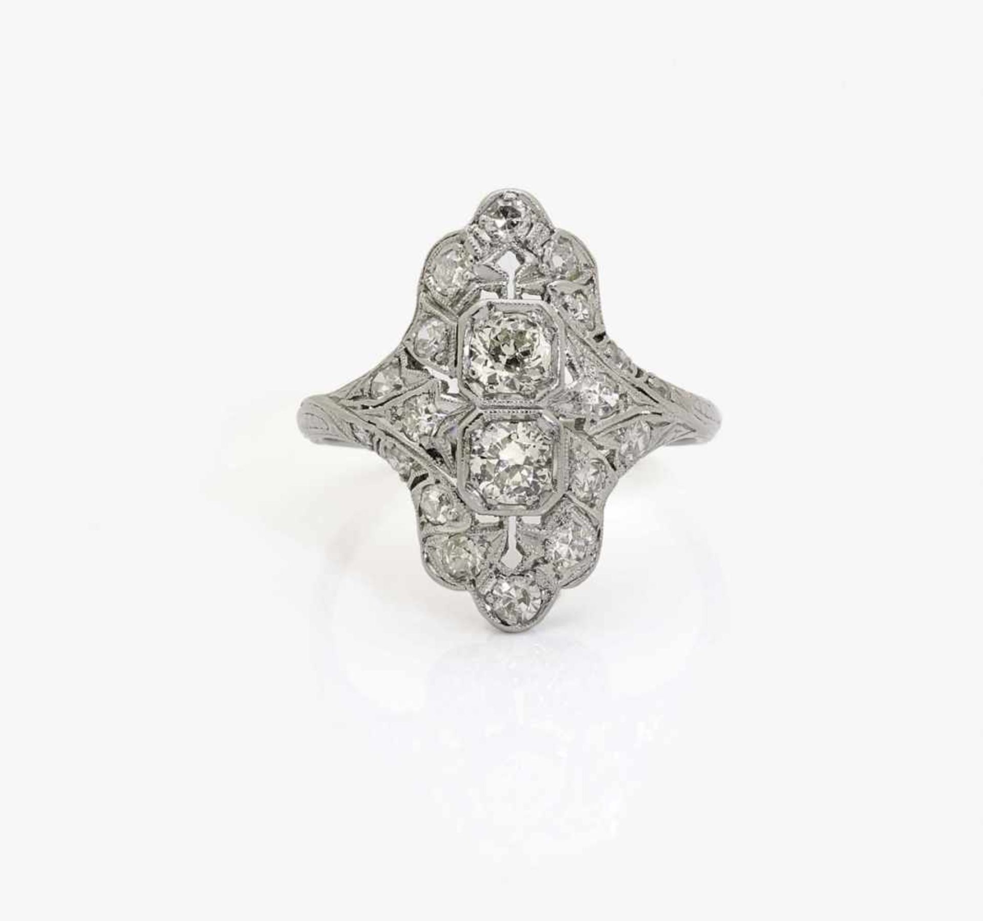 A Diamond RingUSA, circa 1915-1918 Platinum, tested. 2 old-brilliant-cut diamonds, together circa