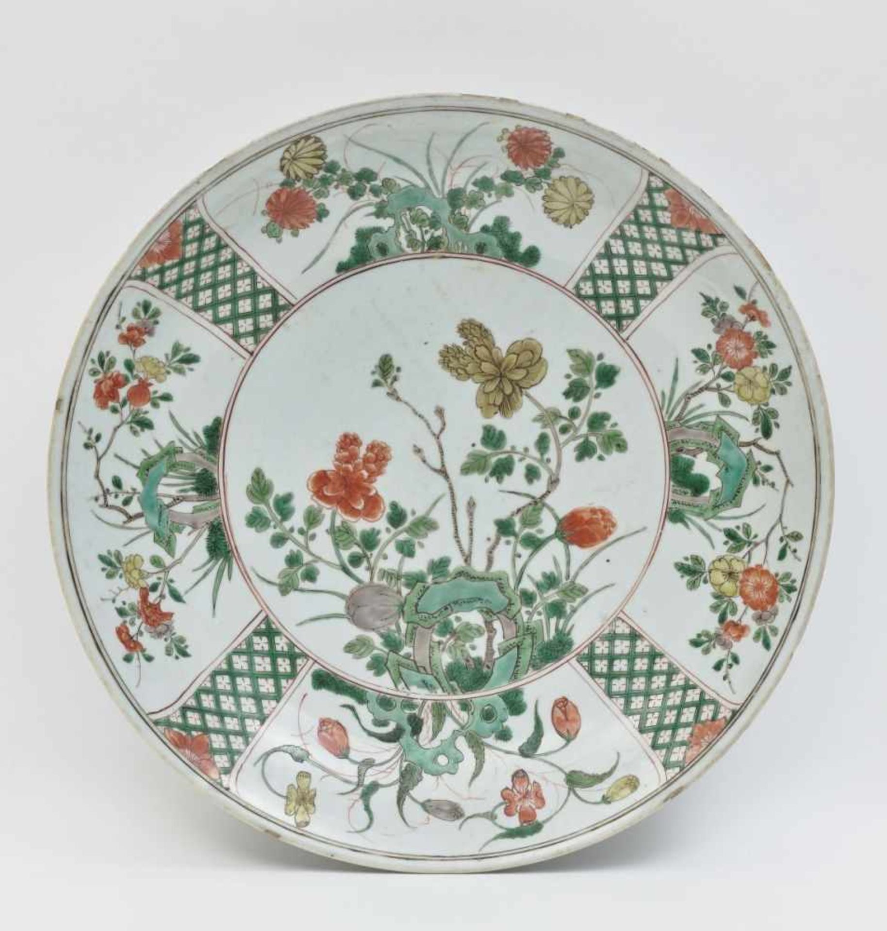 A platterChina, Kangxi, 17th/18th century Porcelain. Decor in the style of the ''famille verte''.