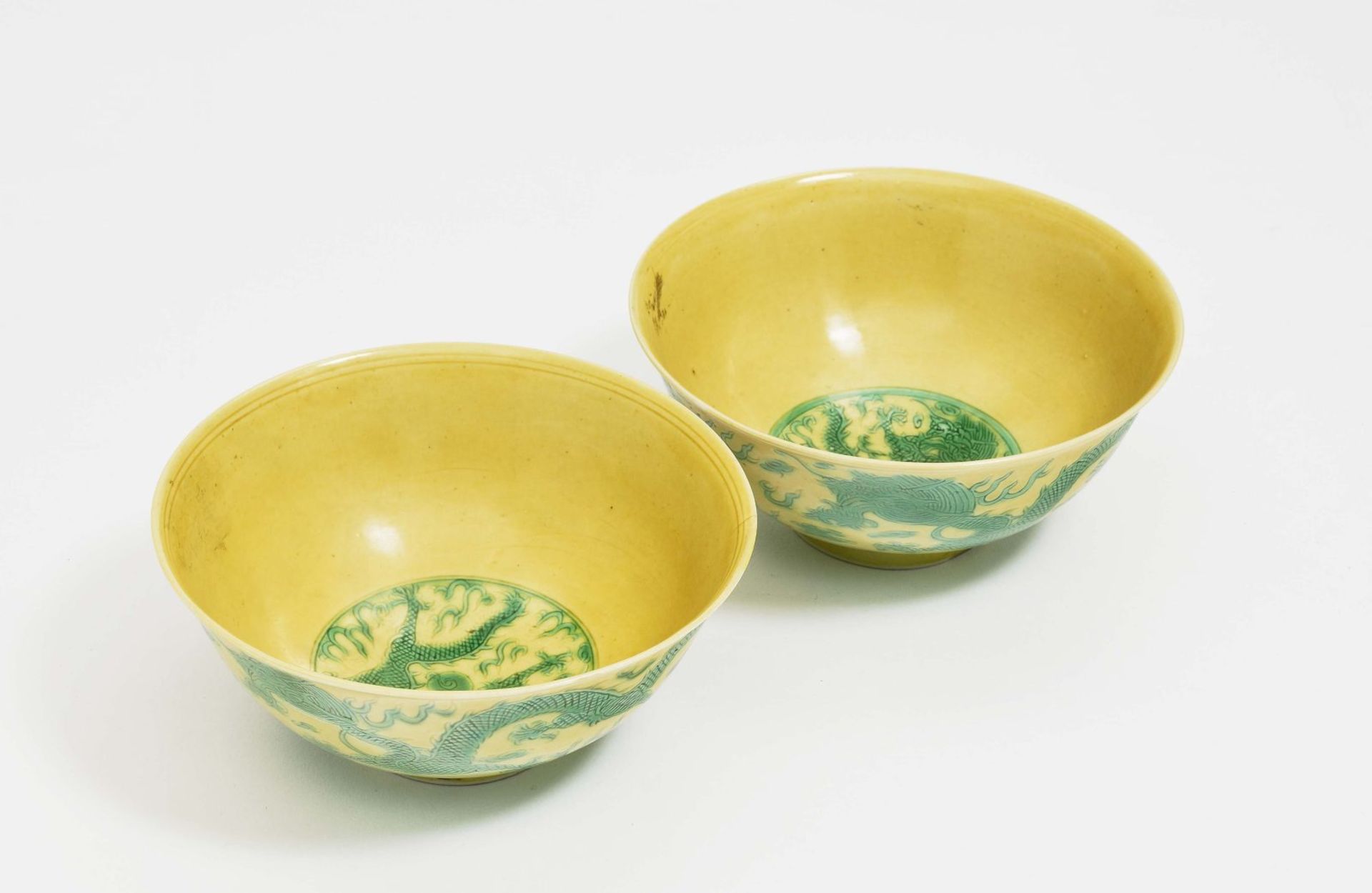 Two Small BowlsChina, Qing Porcelain. Walls and base with incised green dragon decoration. Blue - Bild 2 aus 2